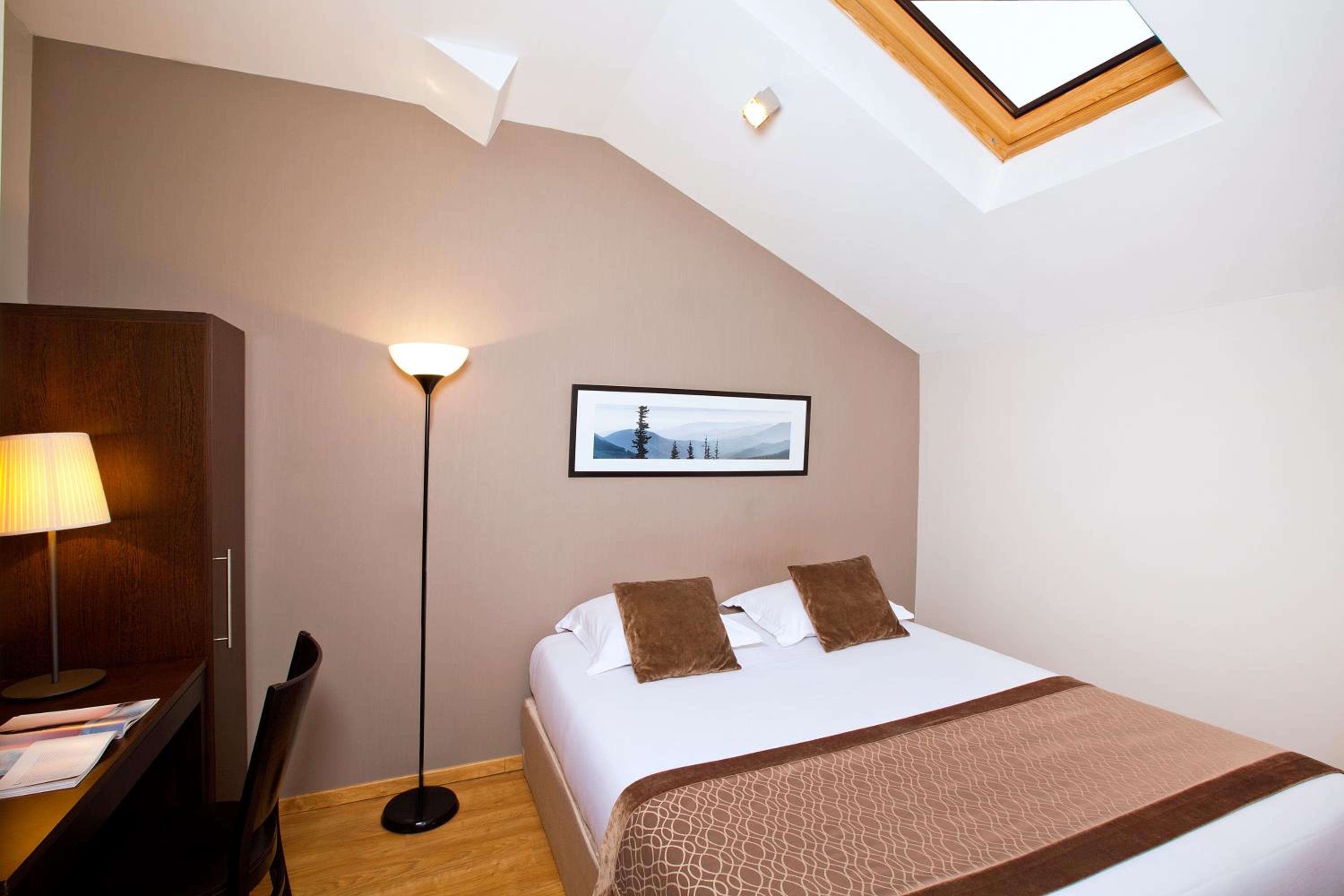 Studio with Skylight Window (2 Adults) - Photo 1