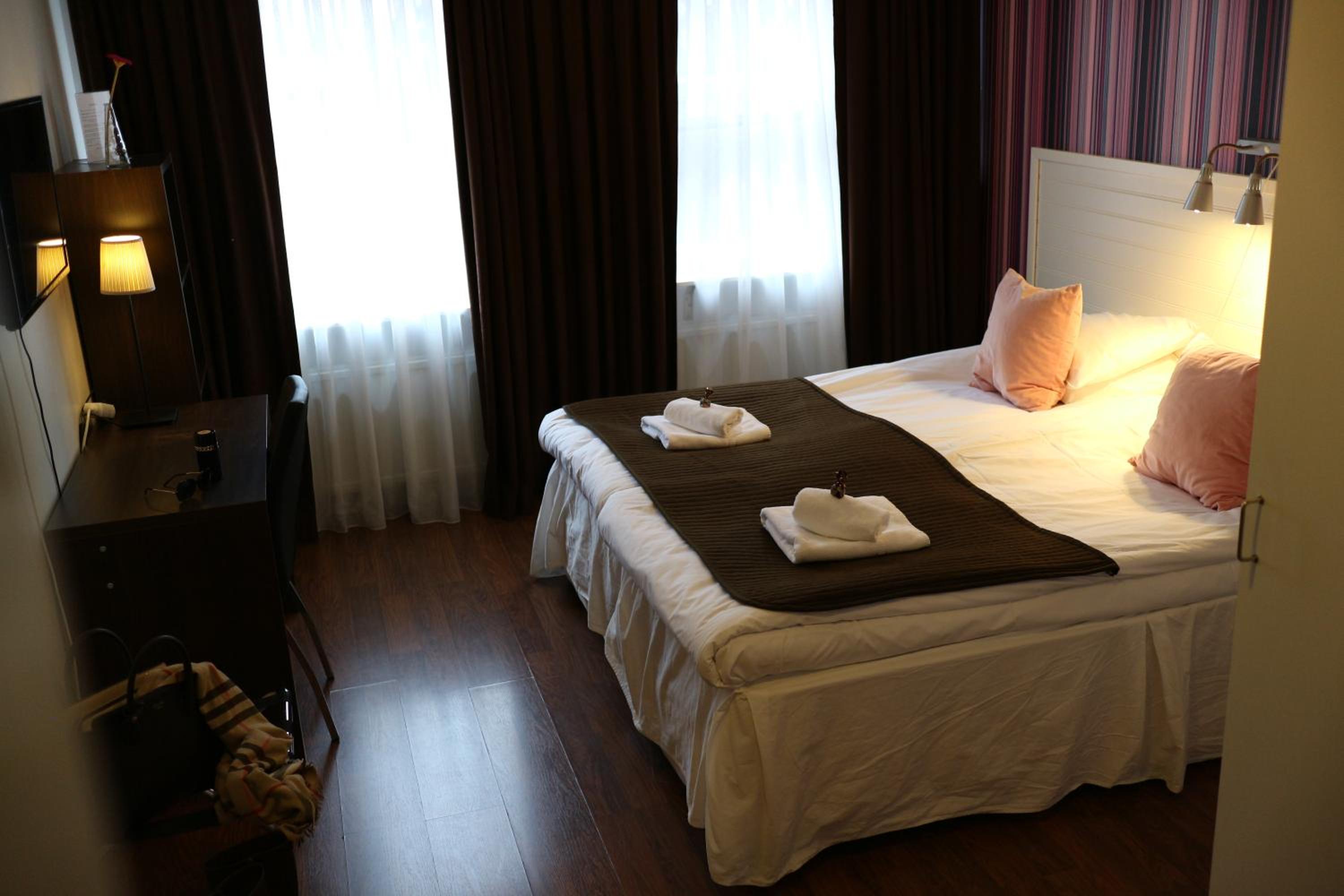 Double or Twin Room - Photo 5