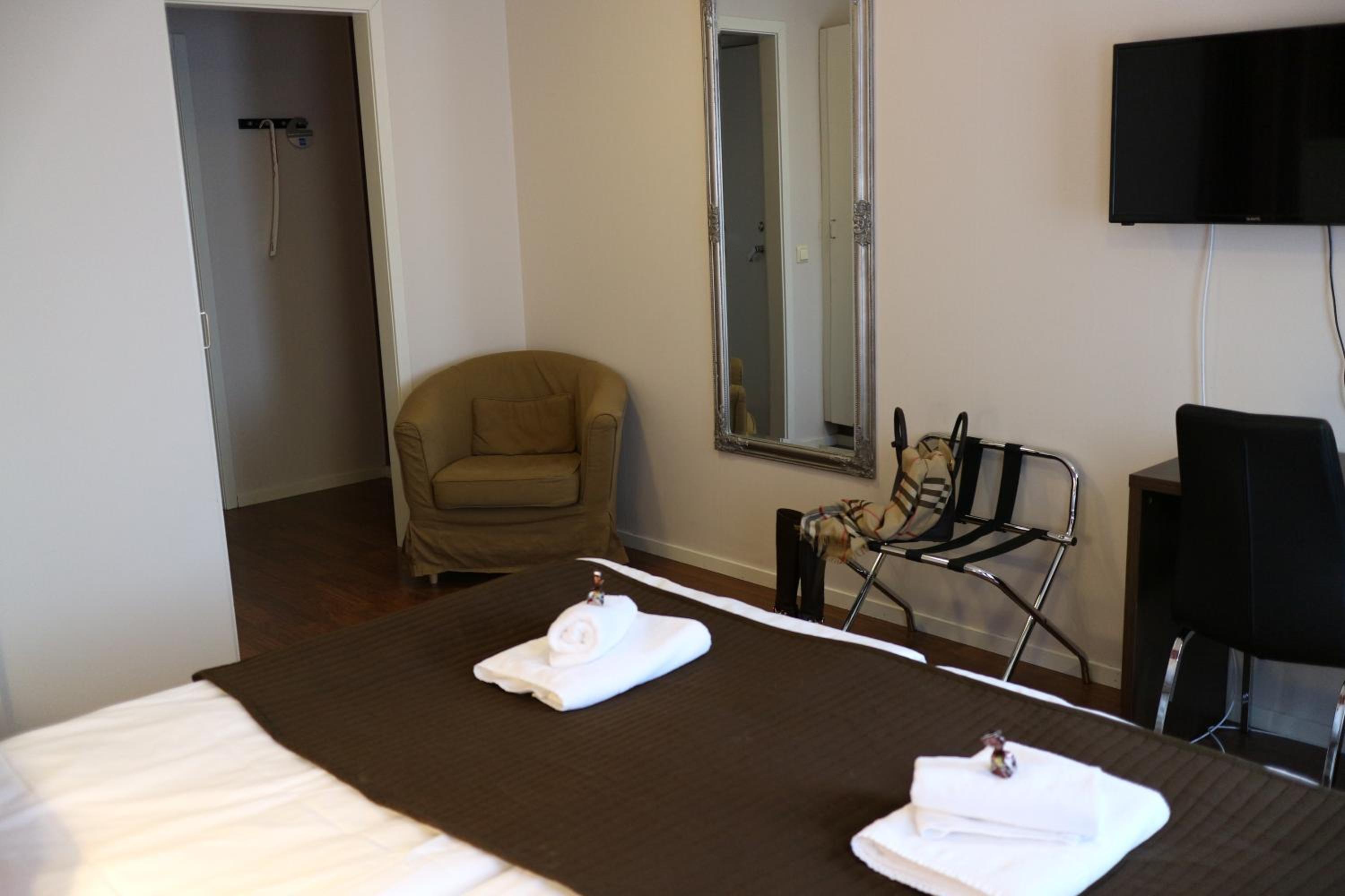 Double or Twin Room - Photo 9