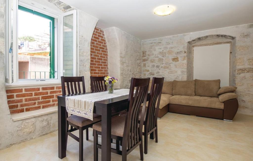 Apartment with Balcony photo 2