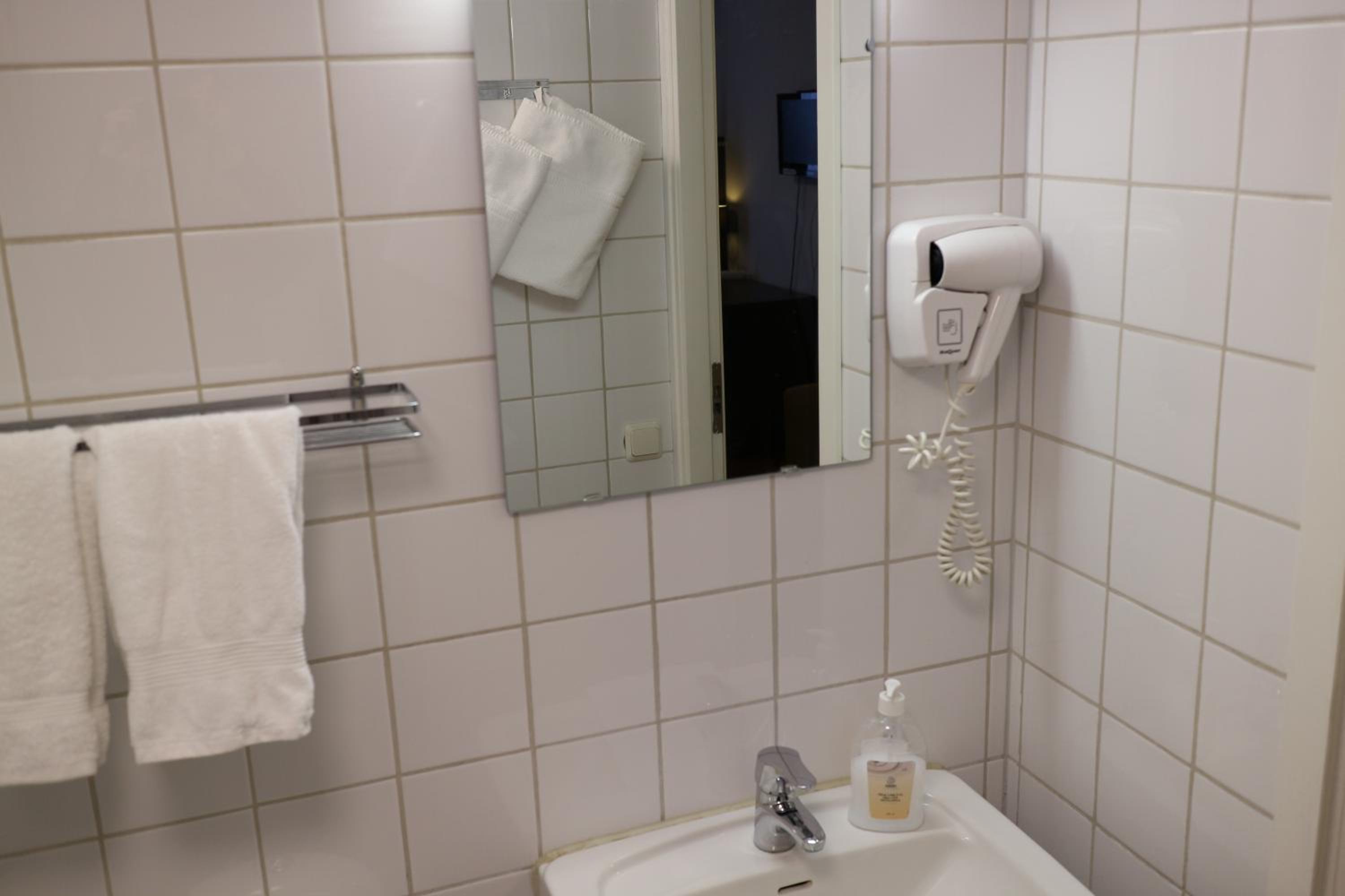Double or Twin Room - Photo 15
