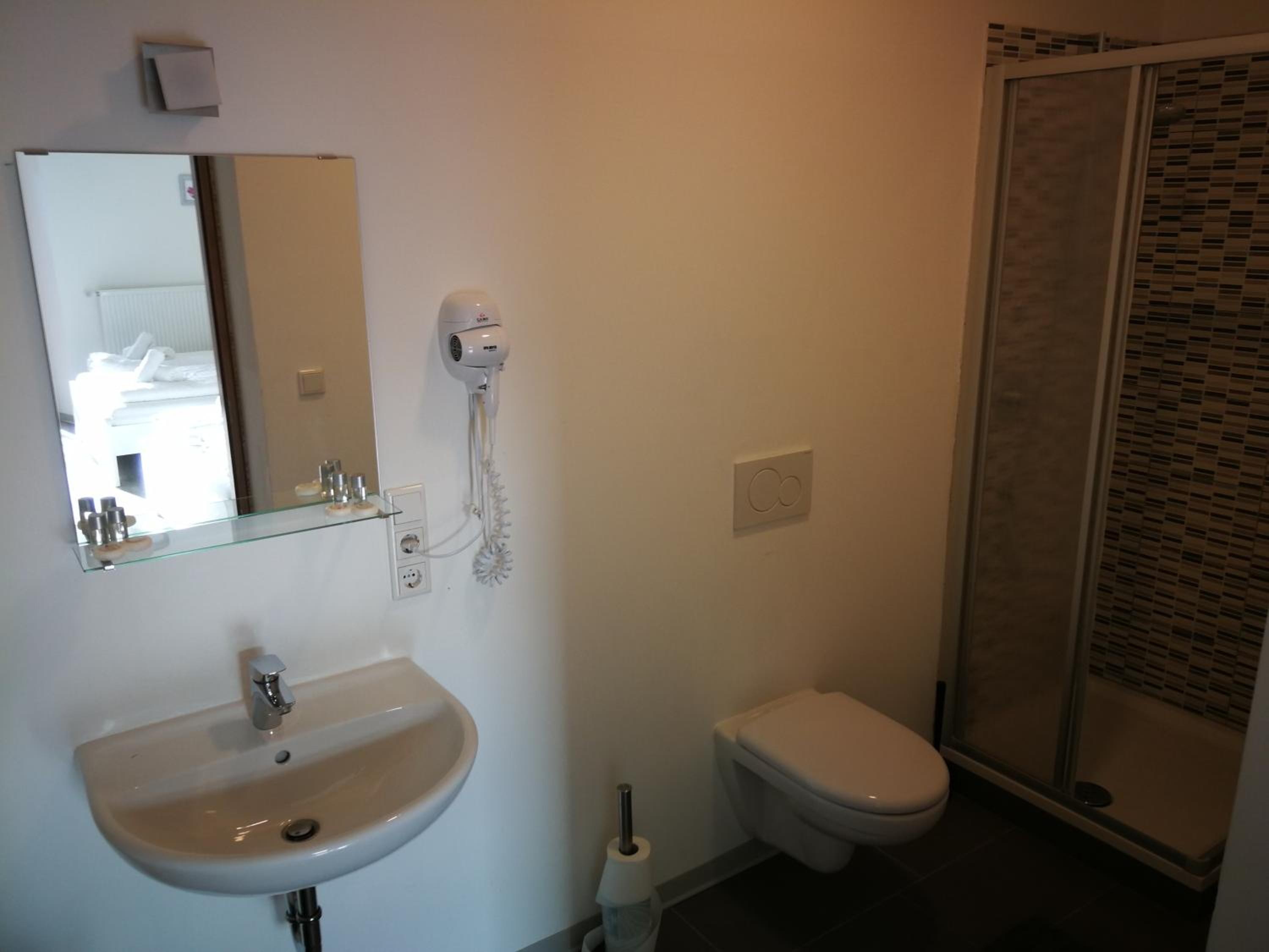 Double Room with Shower - Photo 5
