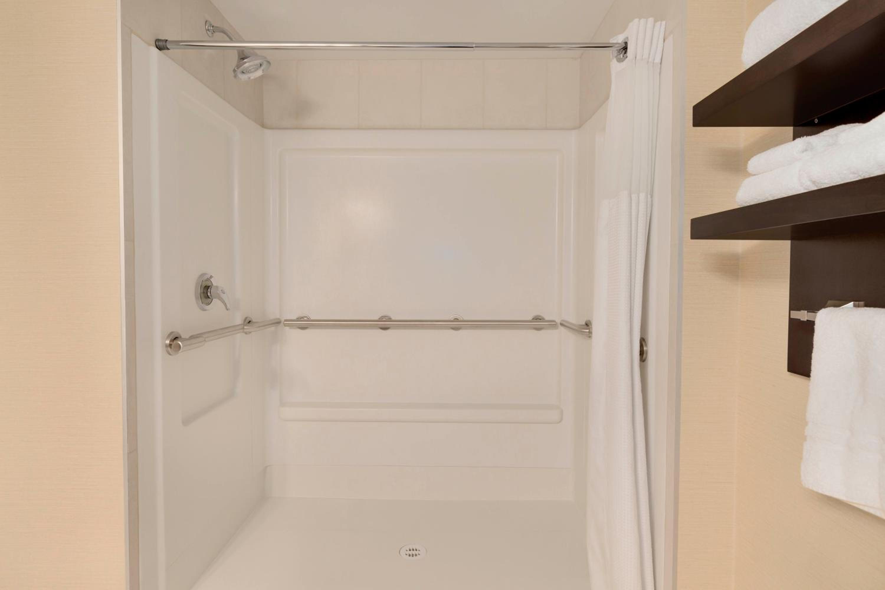 Queen Room with Sofa Bed and Roll-In Shower - Disability Access/Non-Smoking - Photo 2