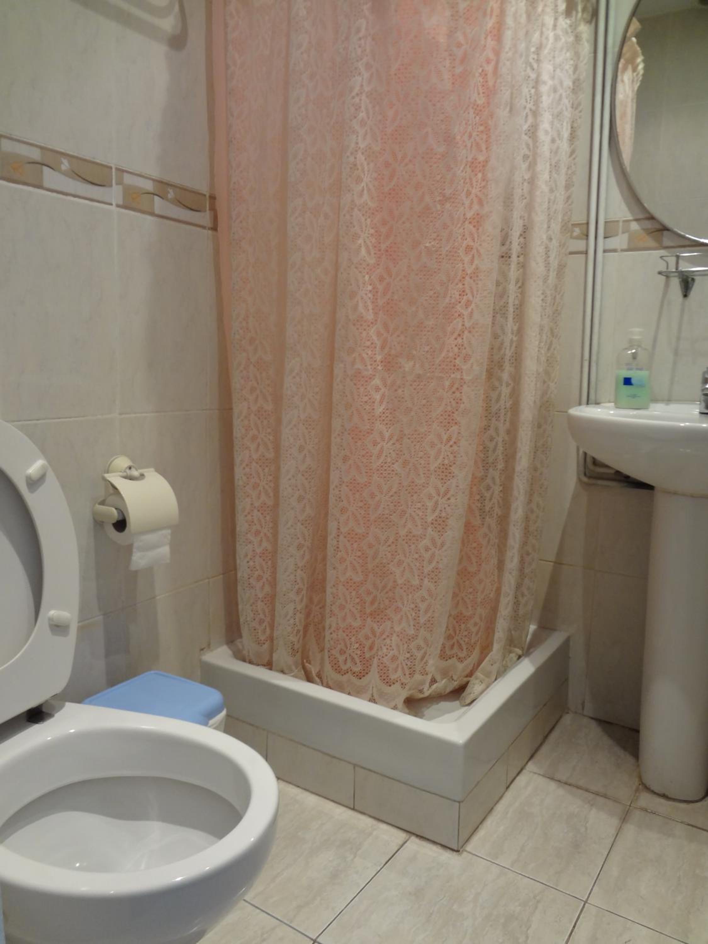 Twin Room with Private Bathroom photo 2