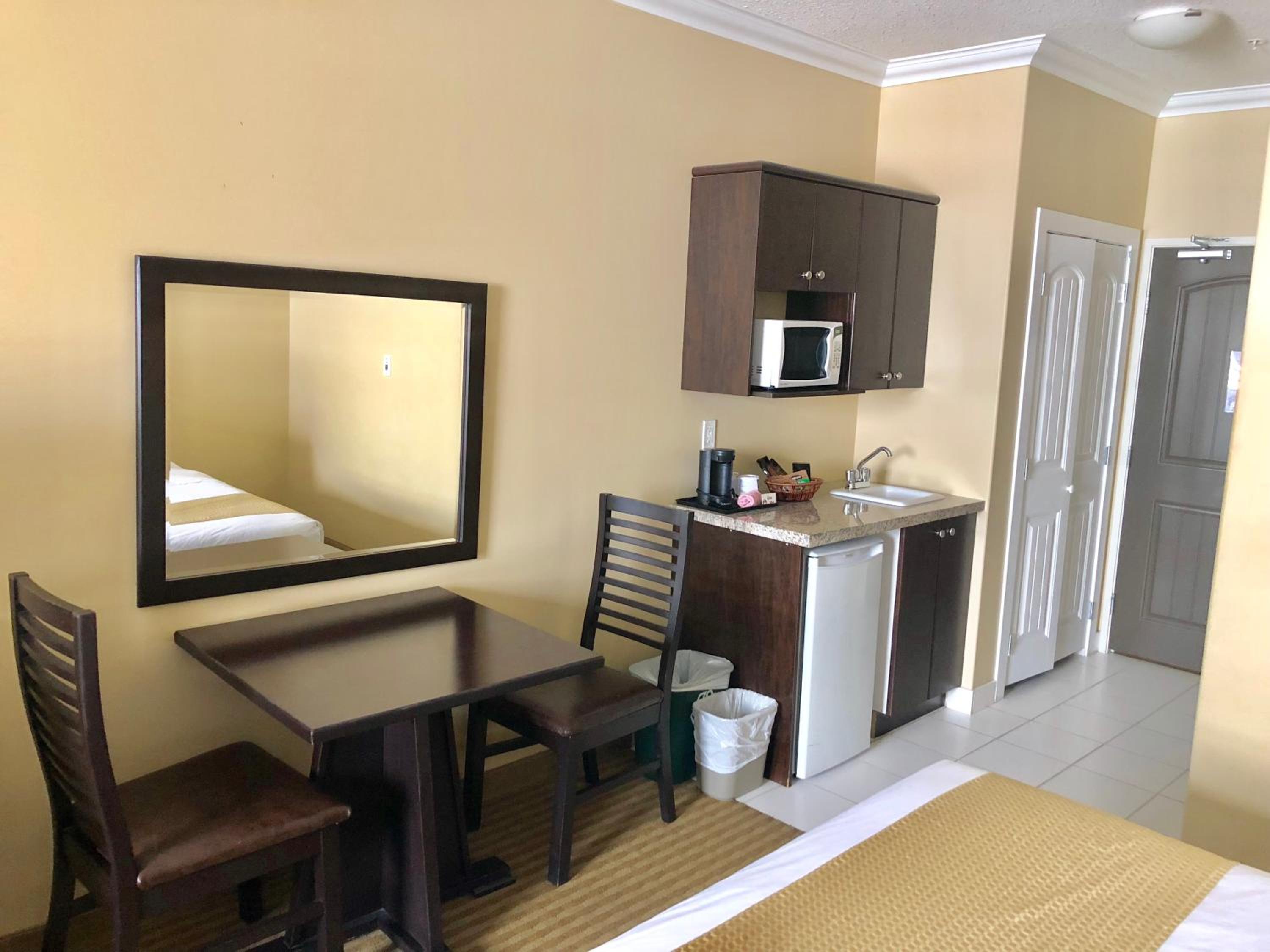 Queen Room with Two Queen Beds - Non-Smoking - Photo 1