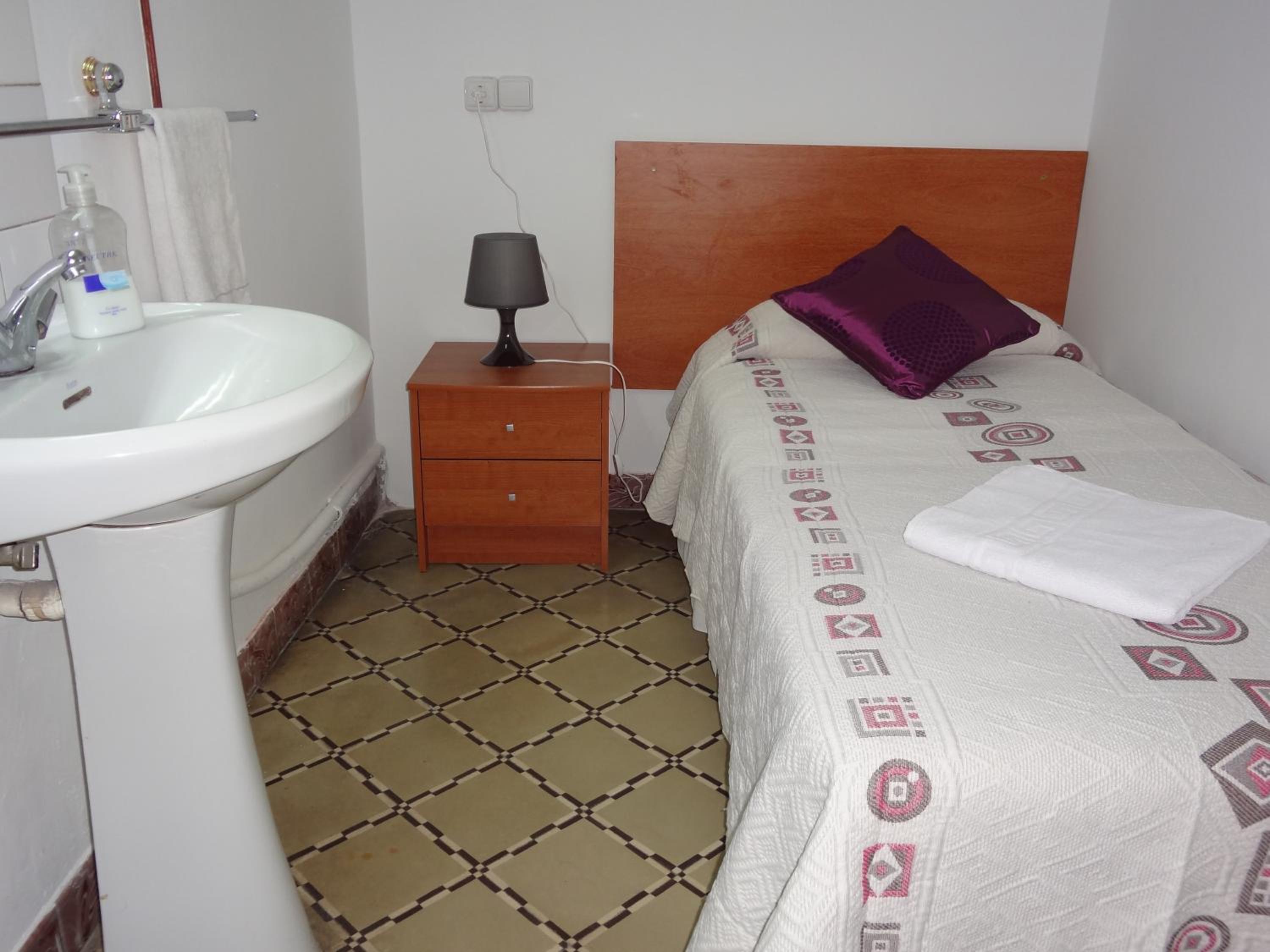Habitación individual con baño compartido