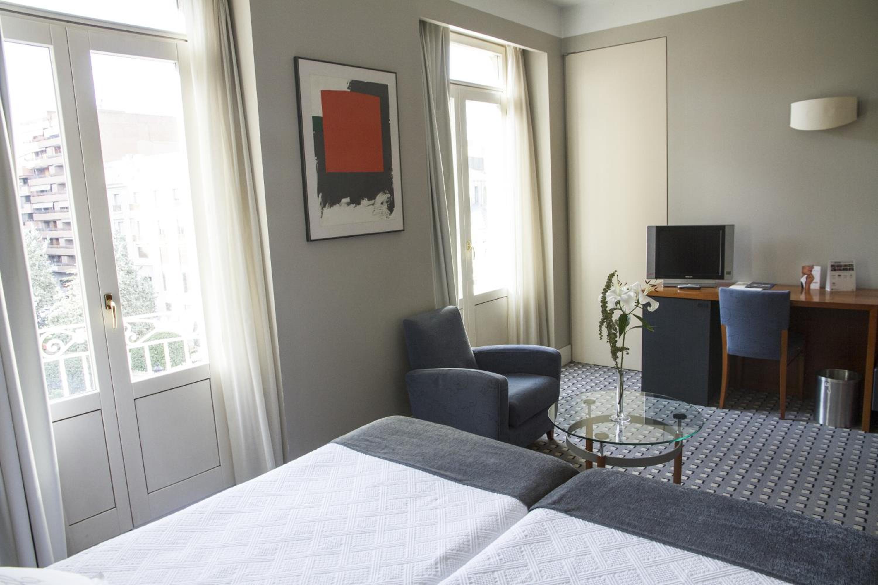 Double or Twin Room - Photo 4