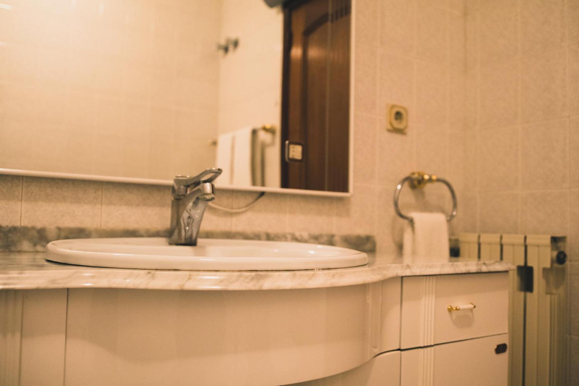 Double Room with Balcony - Photo 9