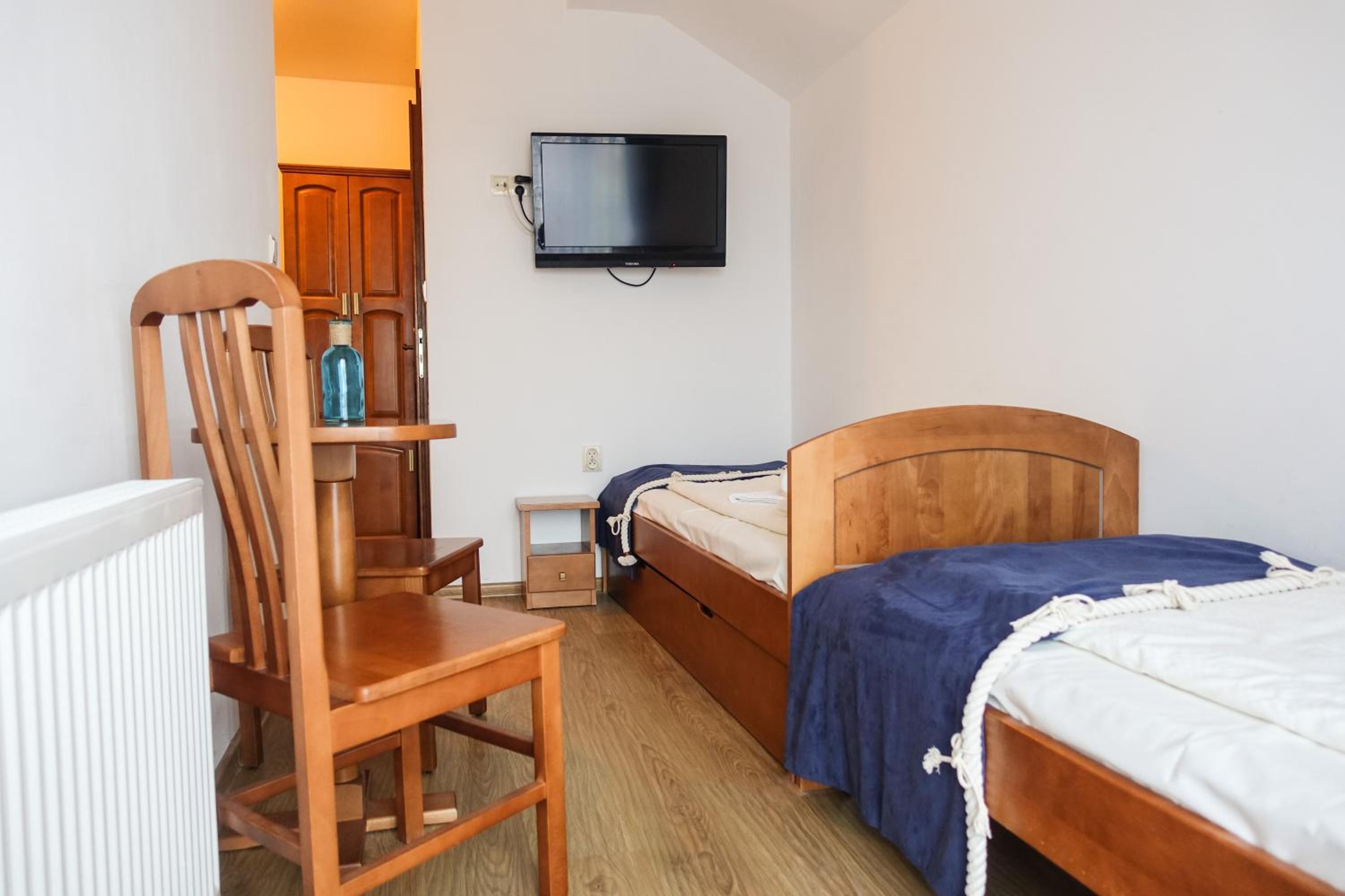 Twin Room with Balcony - Photo 5