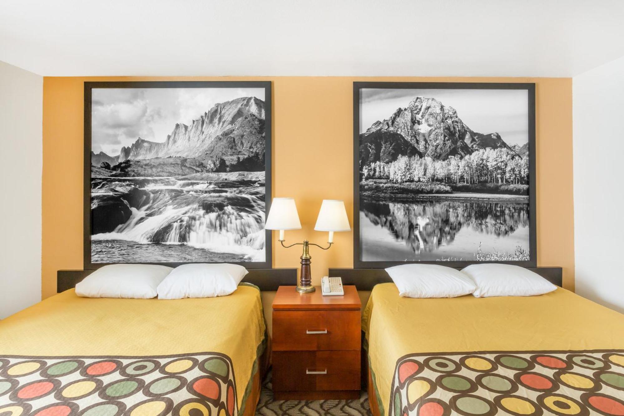 Queen Room with Two Queen Beds - Non-Smoking photo 3