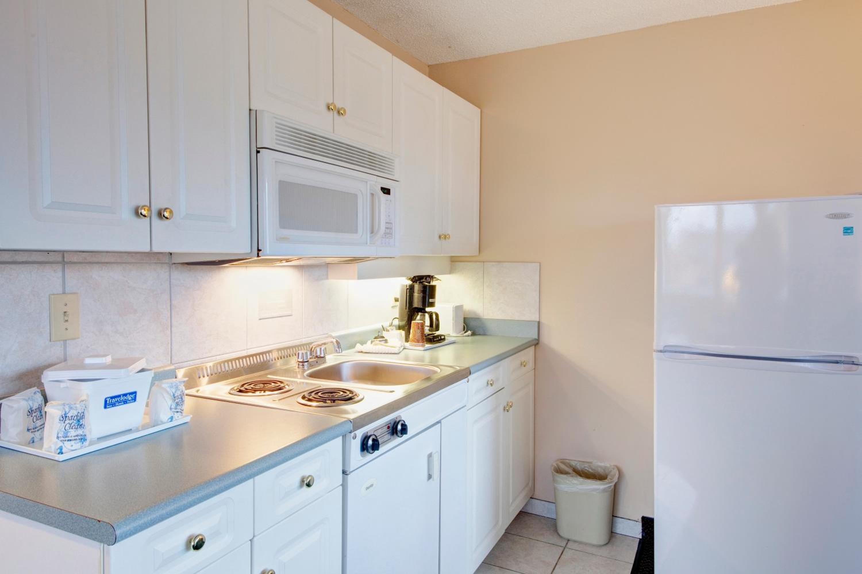 Upgraded Queen Room with Two Queen Beds and Kitchenette - Non-Smoking - Photo 4