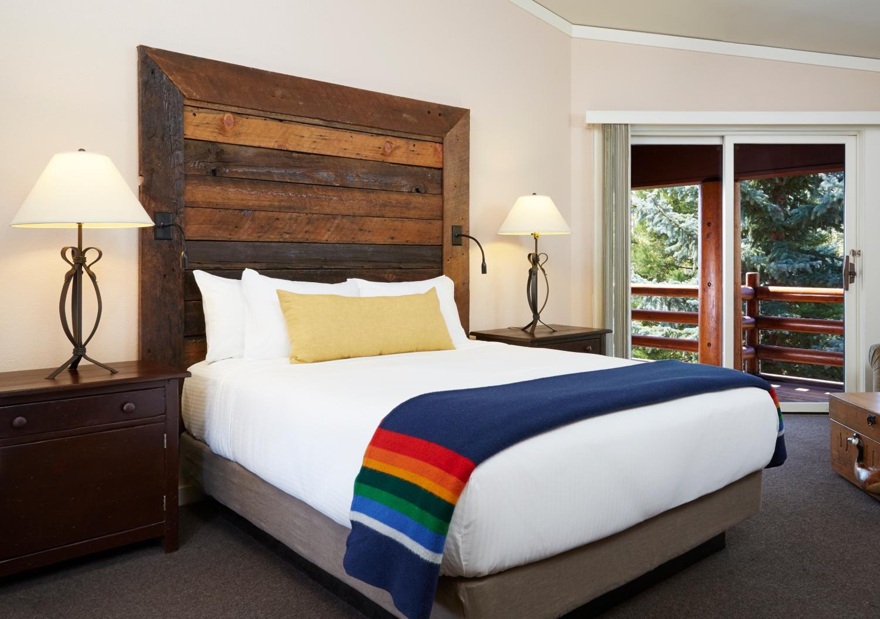King room with Partial lake view