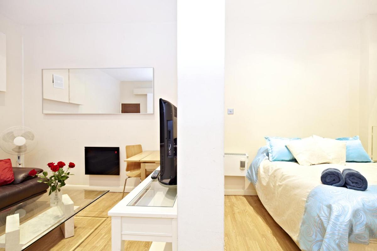 One-Bedroom Apartment photo 1