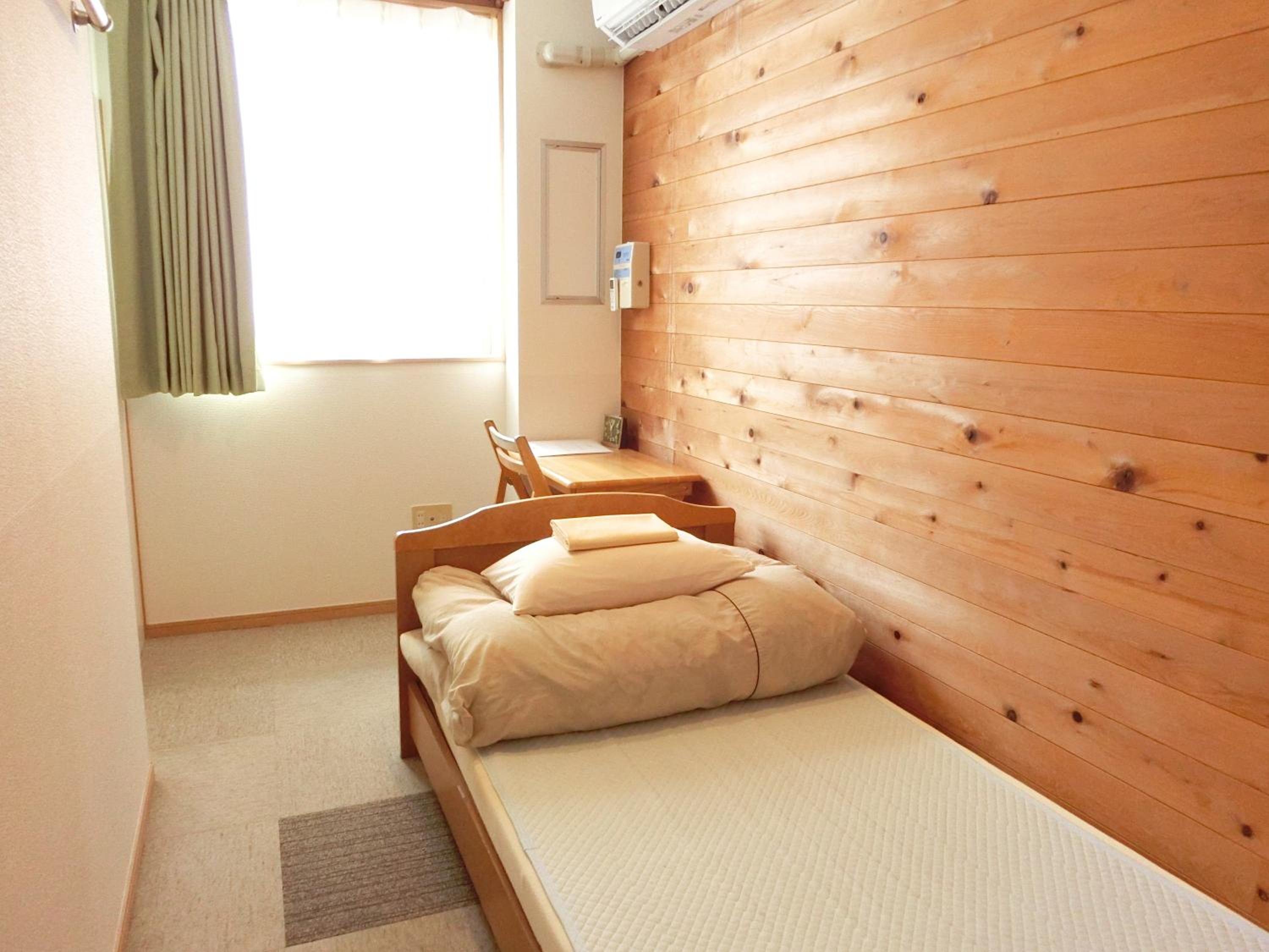 Economy Triple Room photo 2