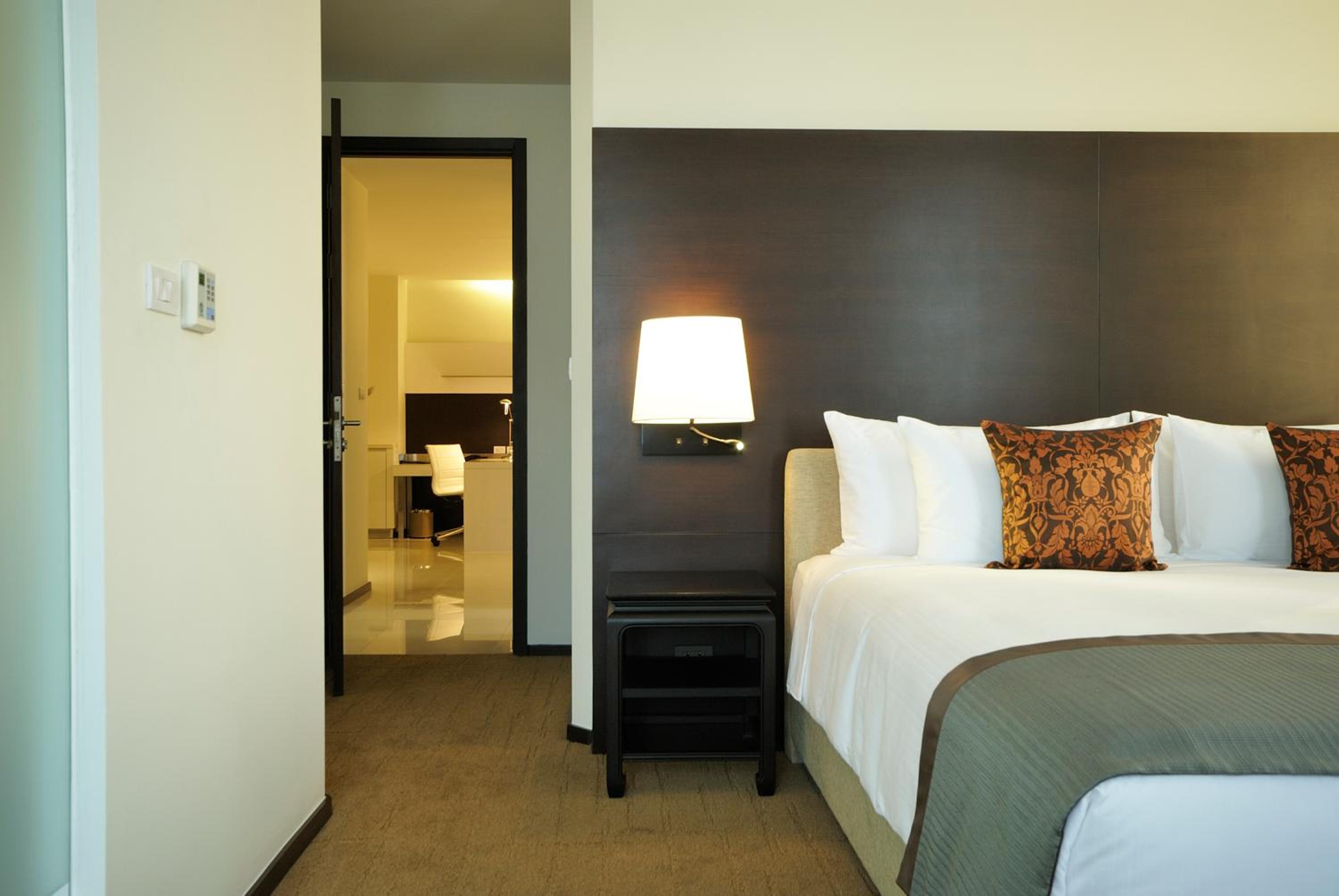 Two Bedroom Suite (with 1 king, 2 single bed) photo 2