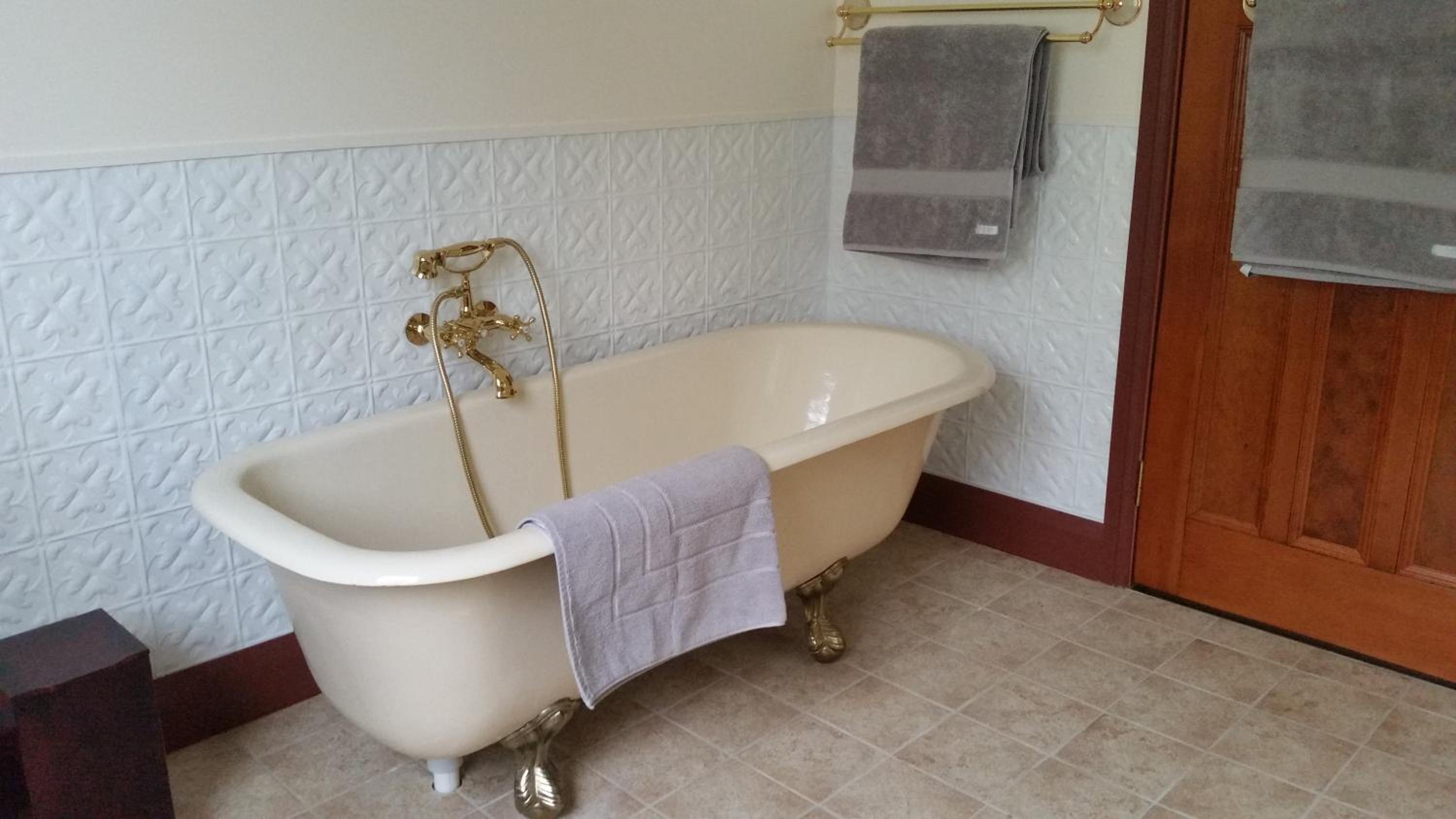 Queen Room photo 2