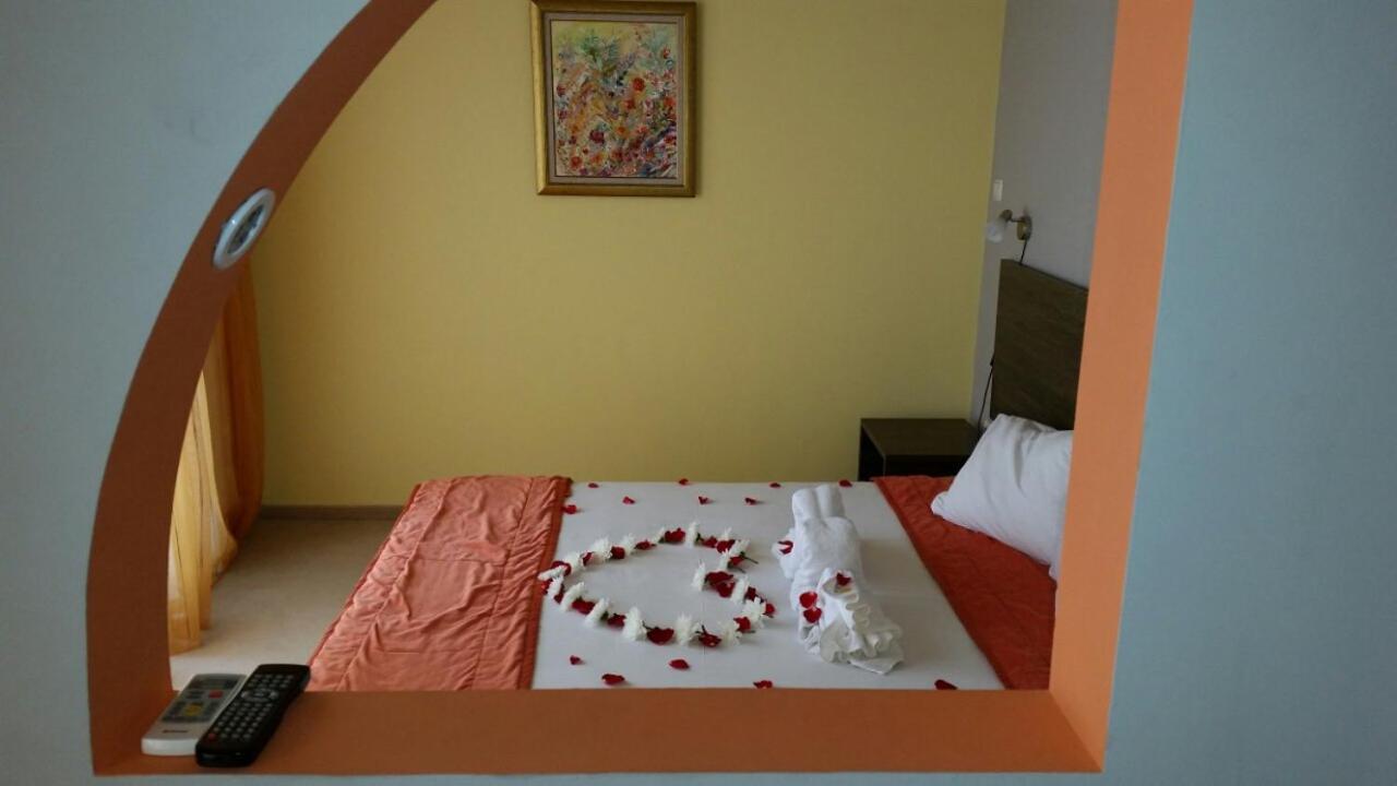 One-Bedroom Suite with Balcony photo 2