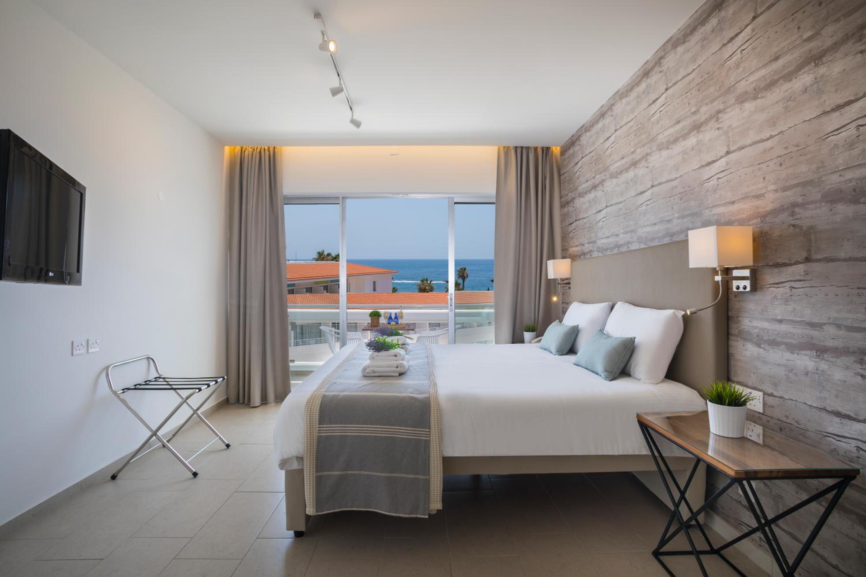 Superior Room With Side Sea View thumbnail 5