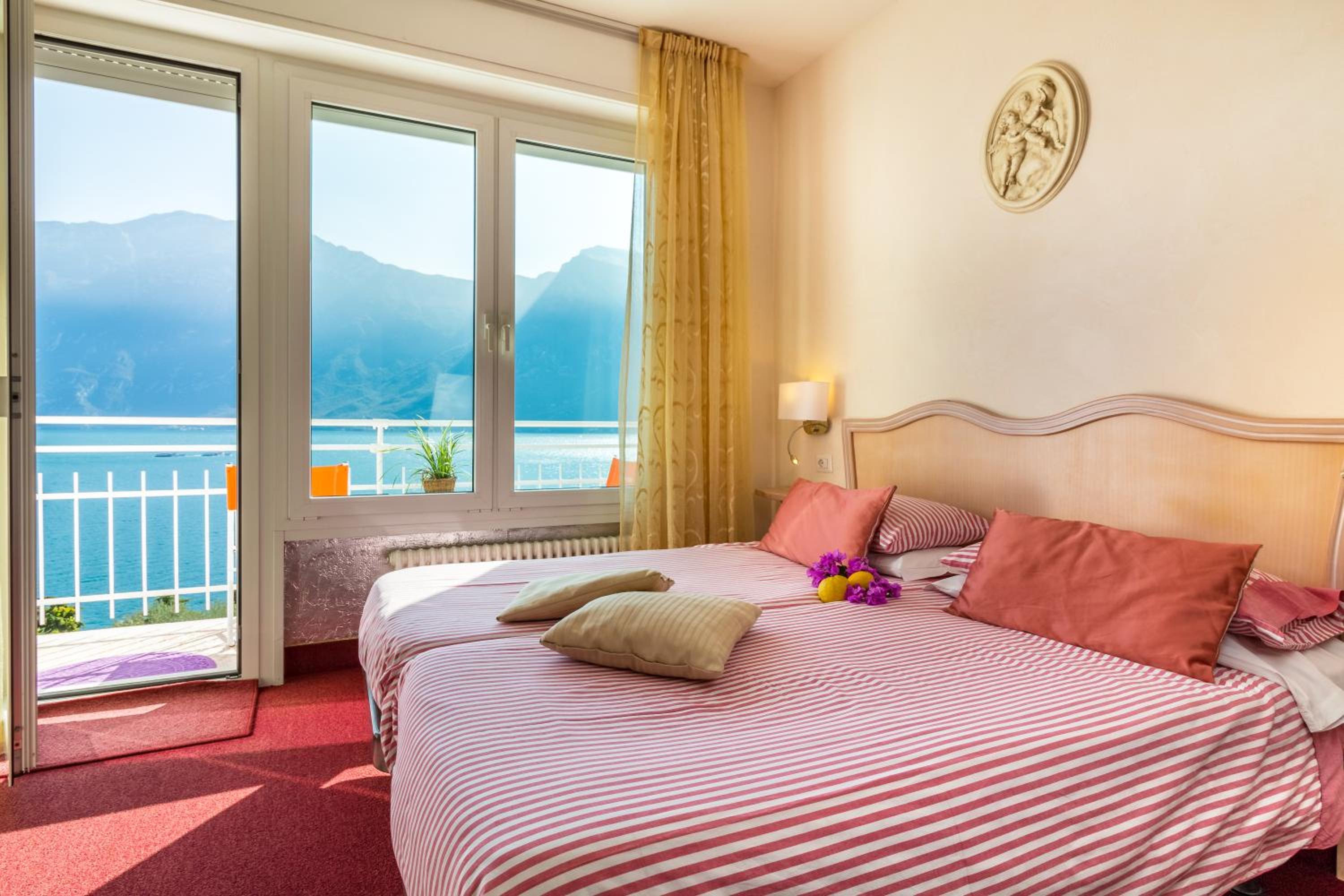 Twin Room with Lake View photo 1
