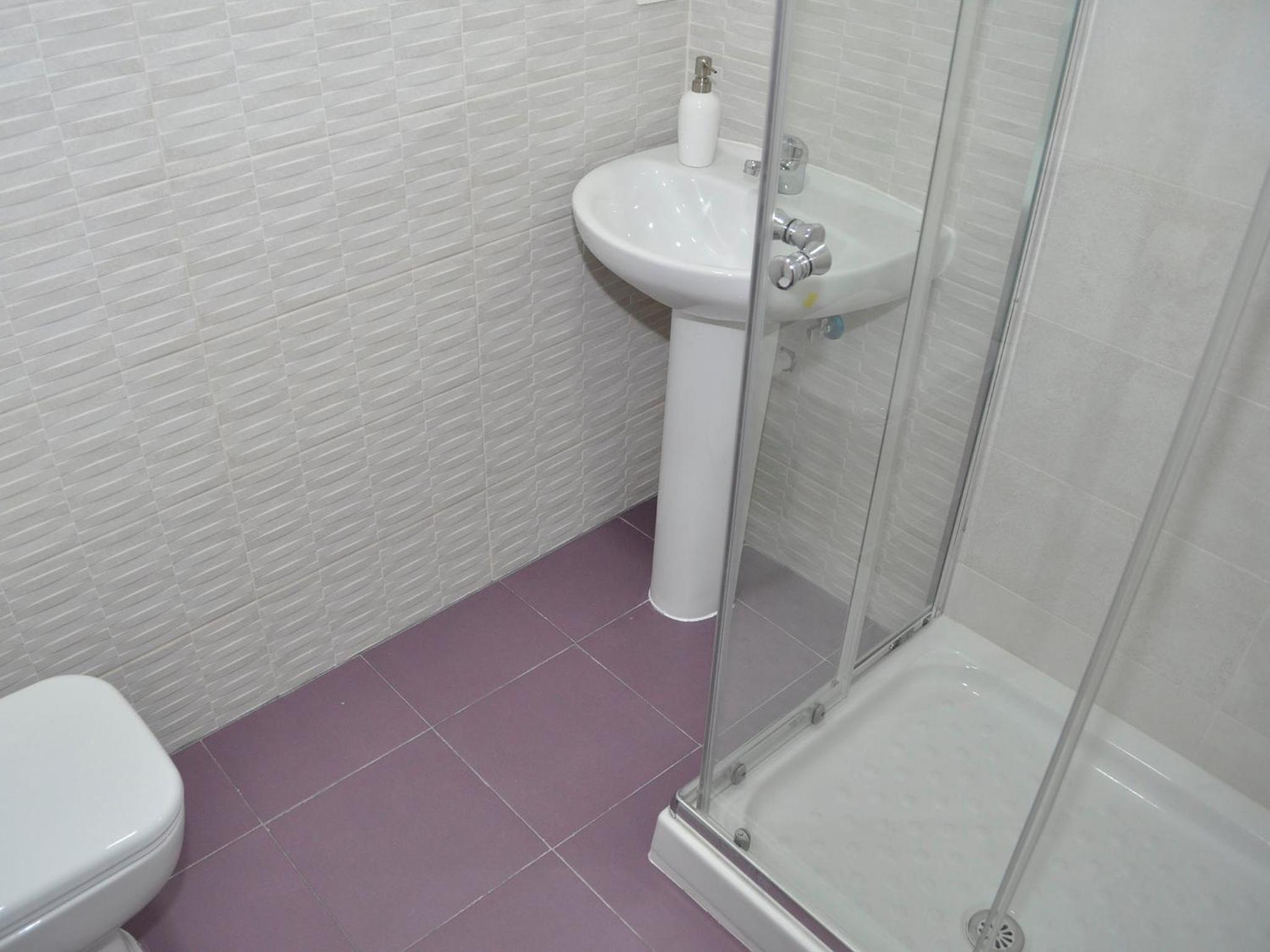 Large Double Room with Private Internal Bathroom photo 3