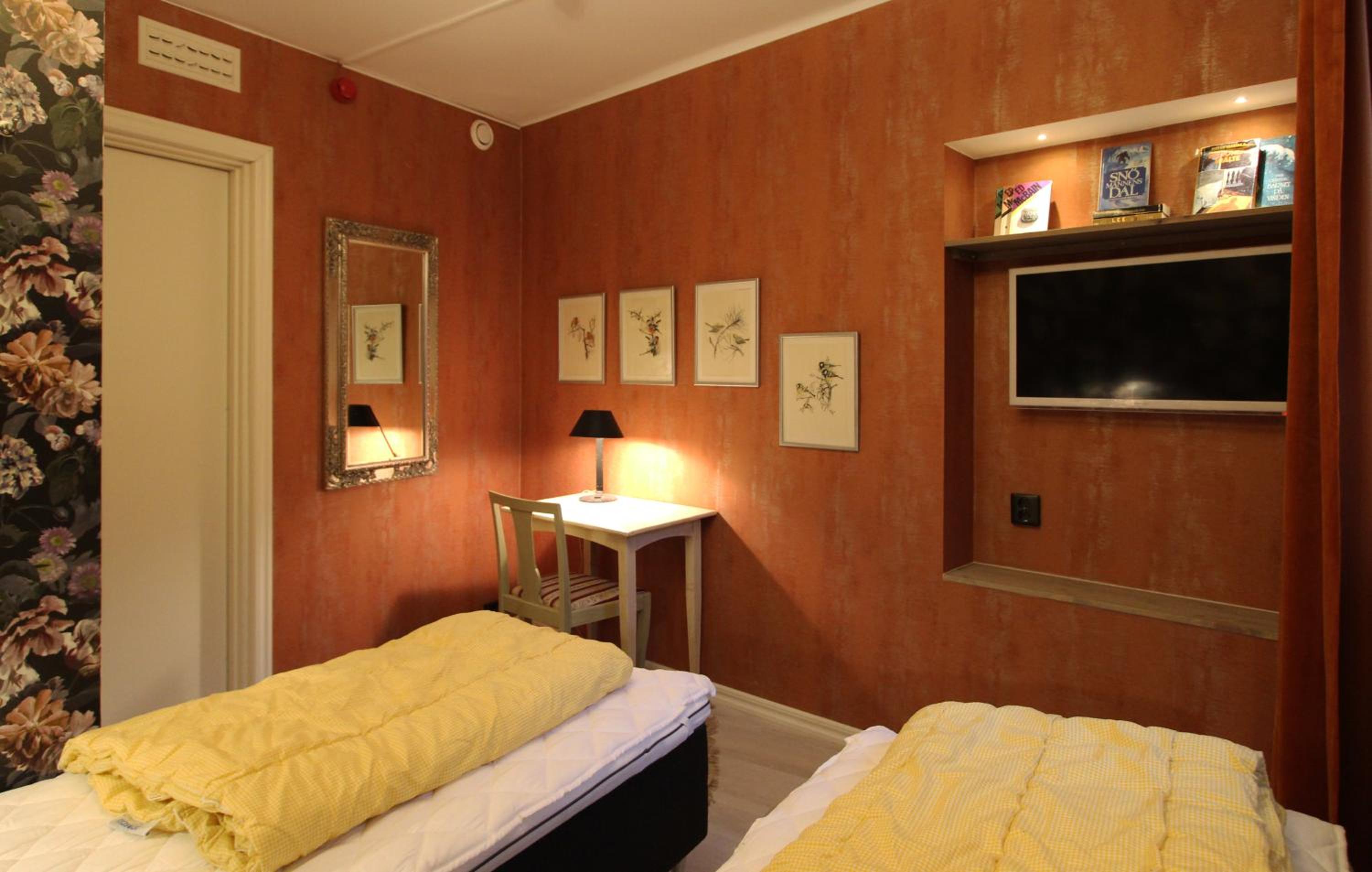 Twin Room with Shared Bathroom - Photo 6