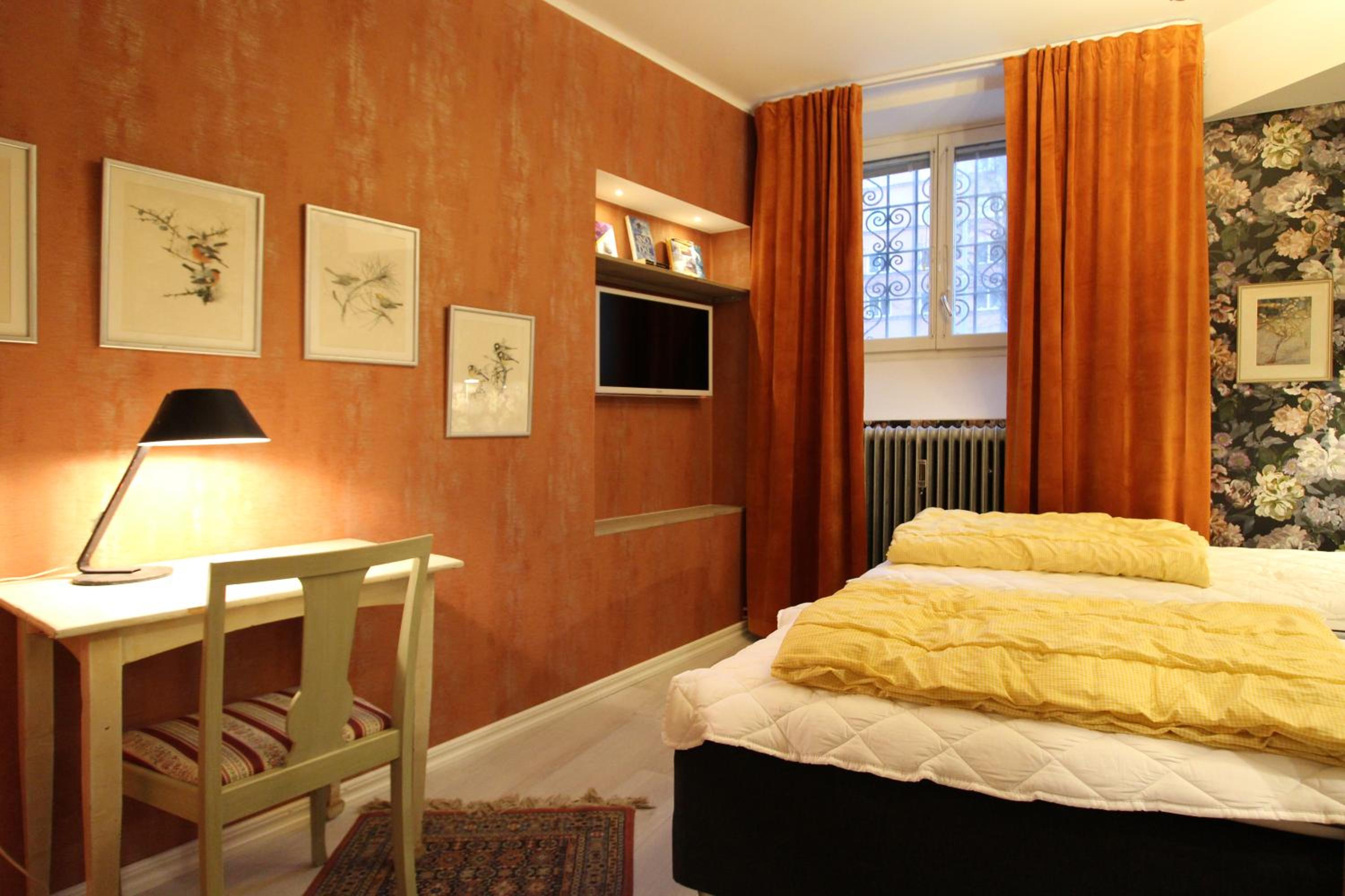 Twin Room with Shared Bathroom - Photo 5
