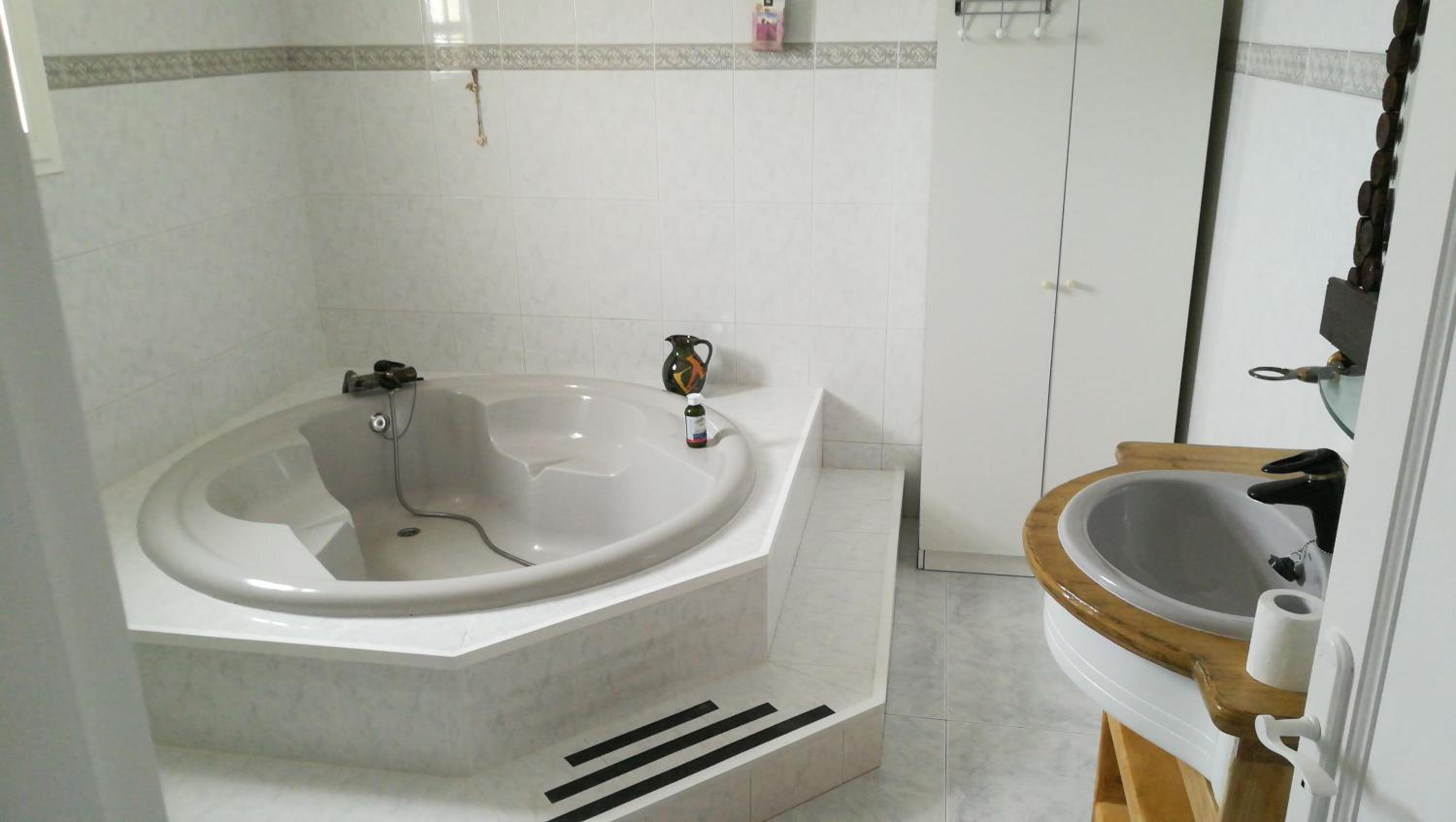 Double Room with Private Bathroom - Photo 10