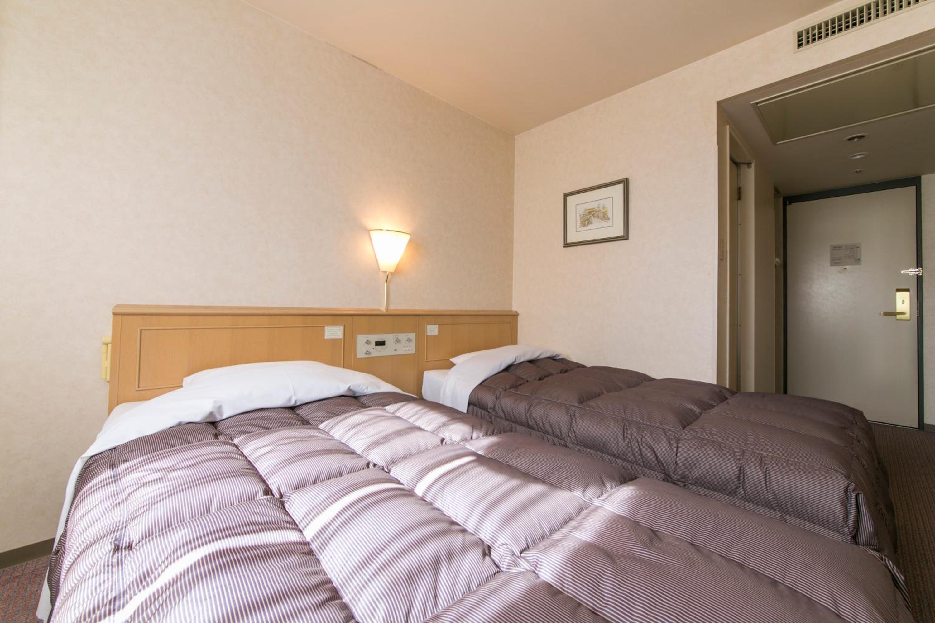 Economy Twin Room - Non-Smoking - Photo 3