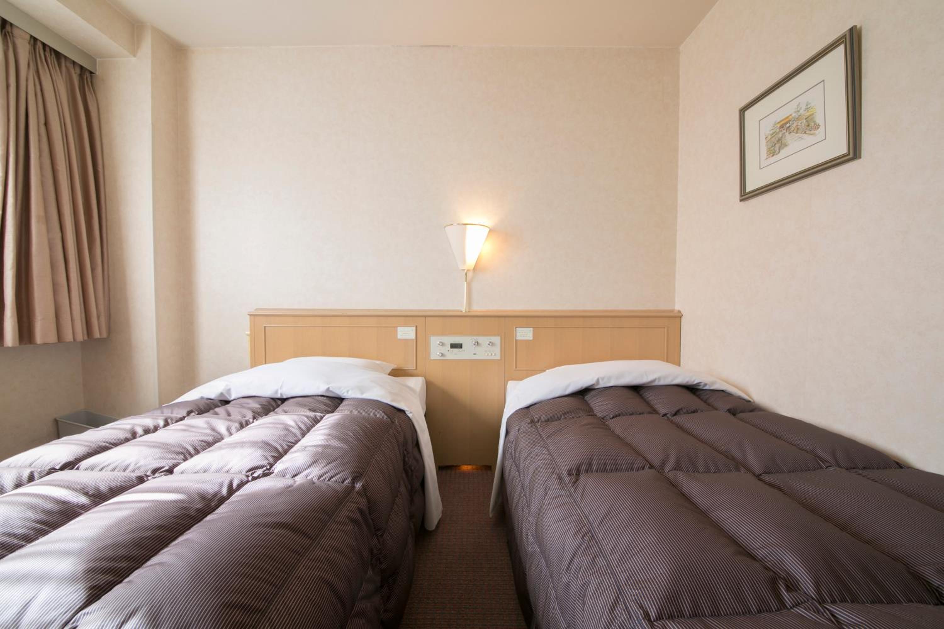 Economy Twin Room - Non-Smoking - Photo 2