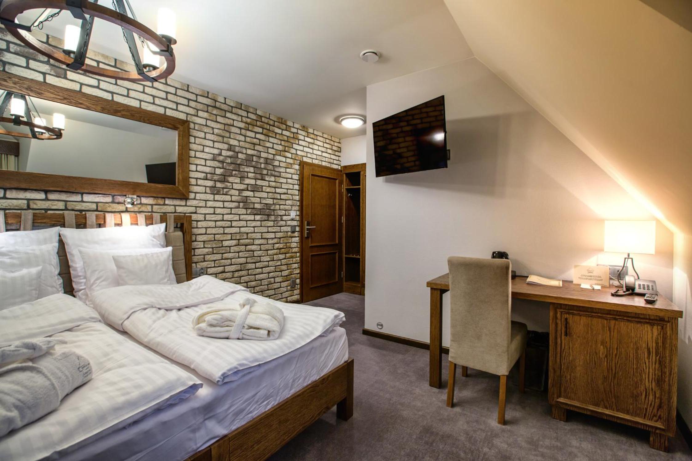 Double or Twin Room with Bathroom - Photo 2