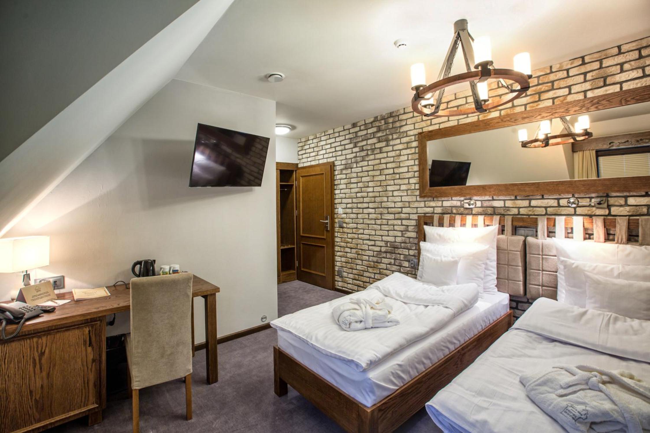 Double or Twin Room with Bathroom - Photo 4