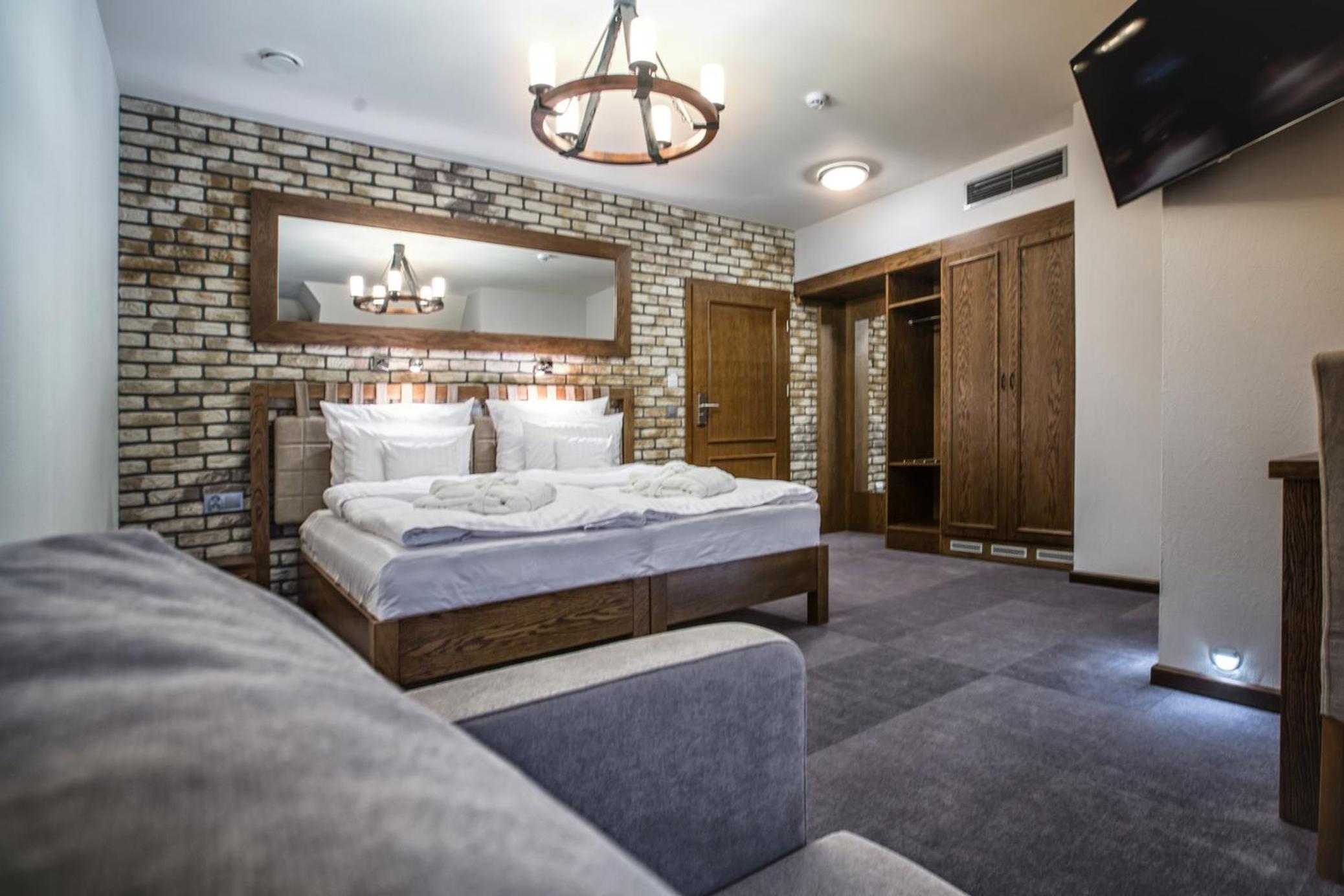 Double or Twin Room with Bathroom - Photo 5