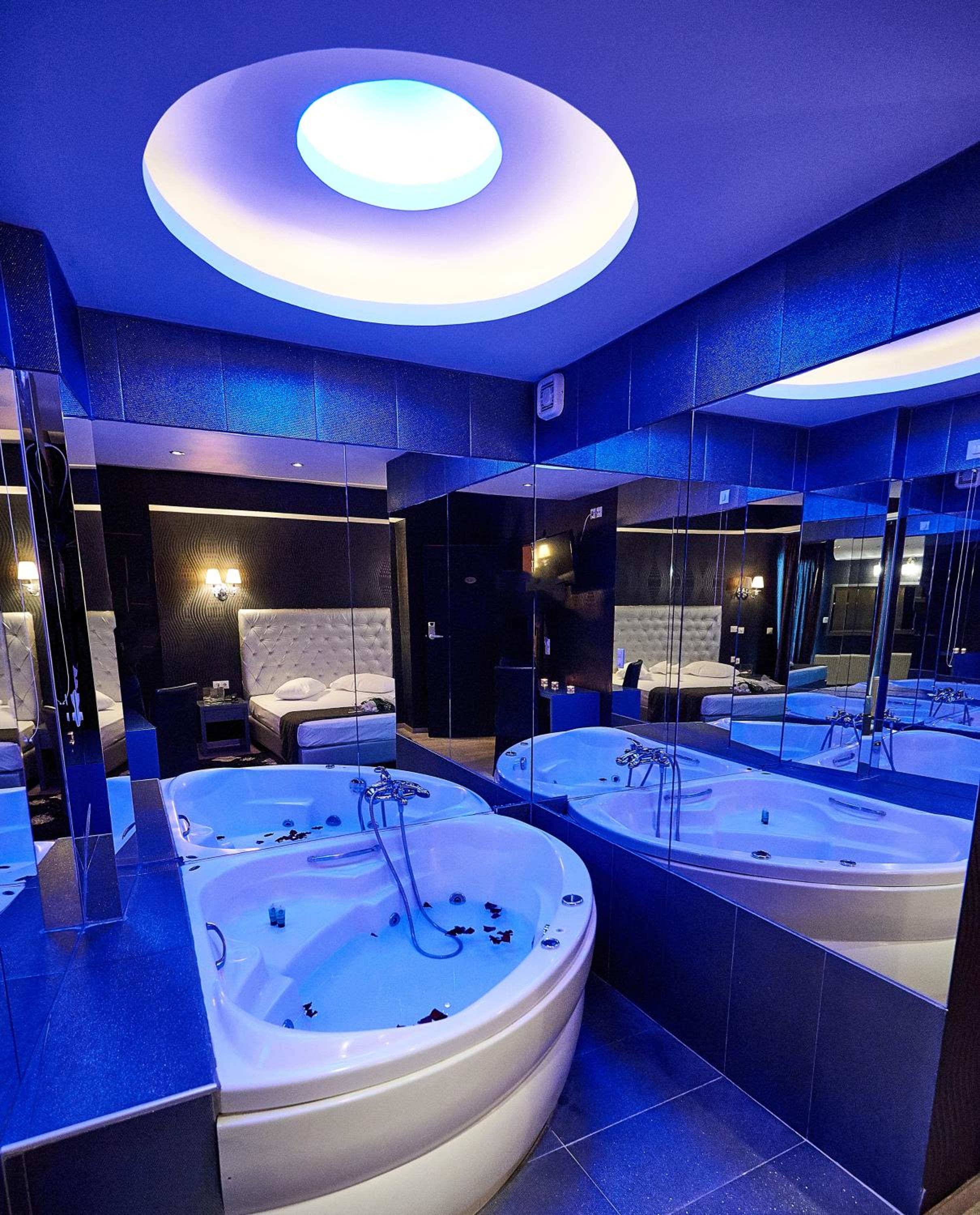 Suite with Hot Tub photo 3
