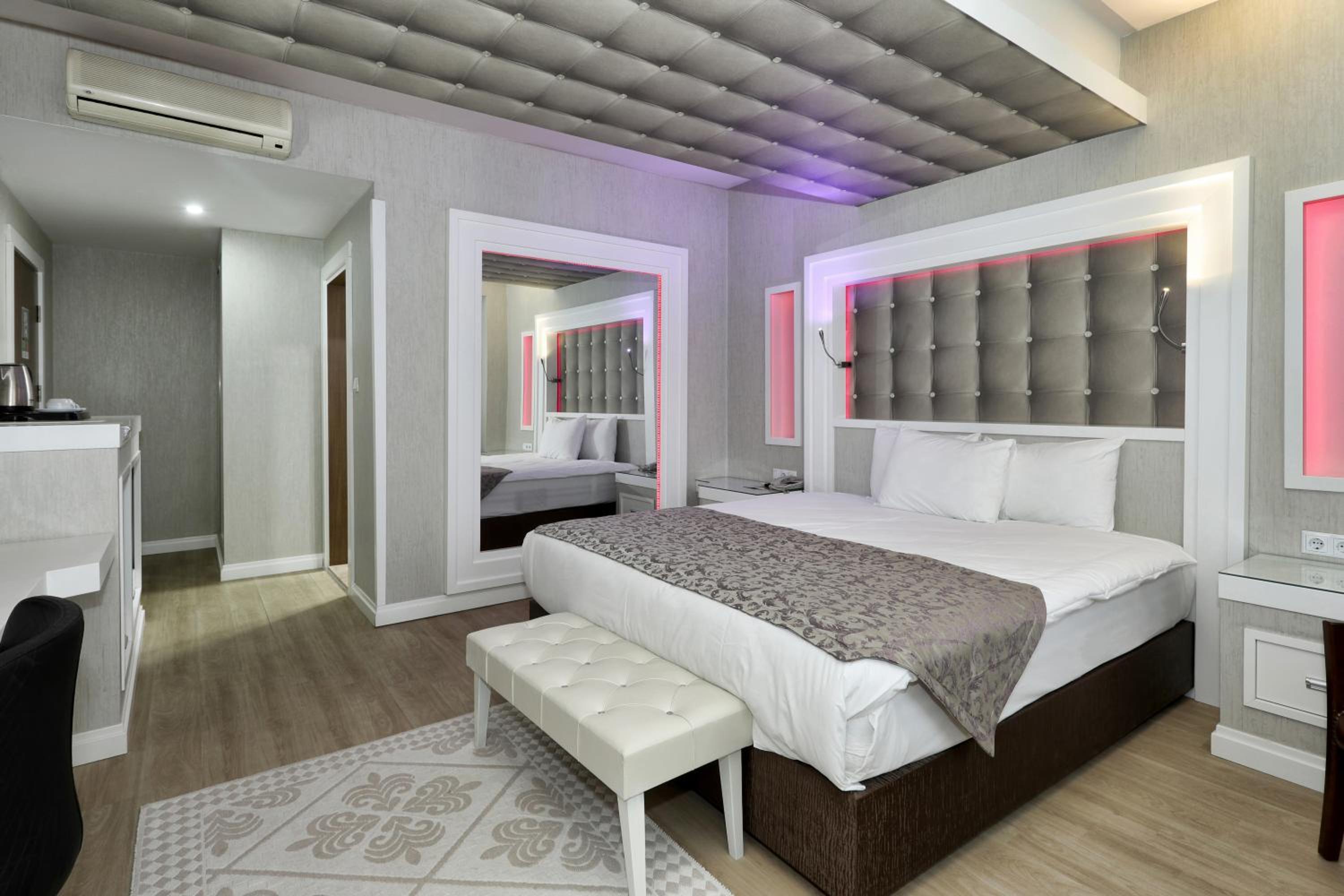 Deluxe Queen Room - Photo 1