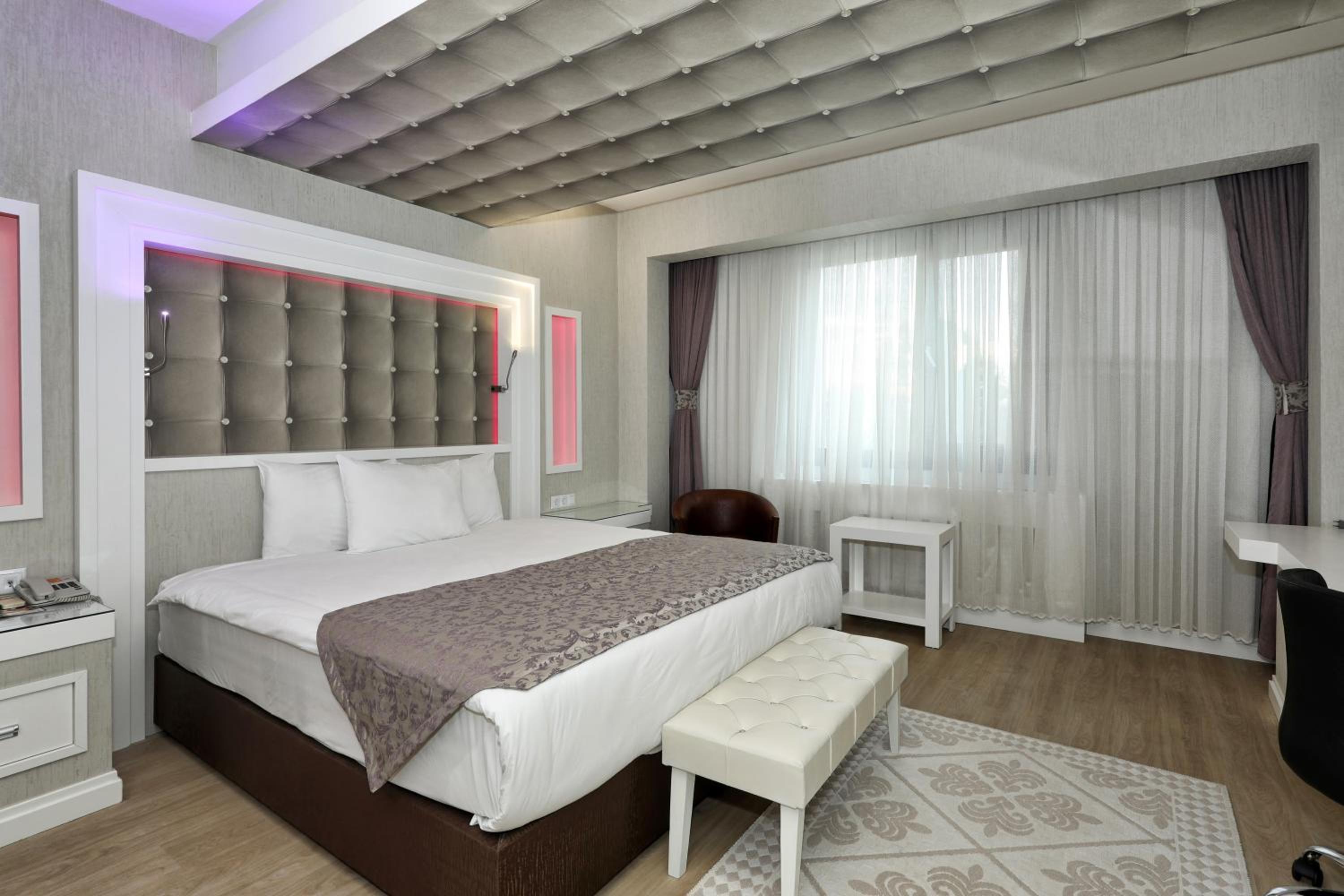 Deluxe Queen Room - Photo 3
