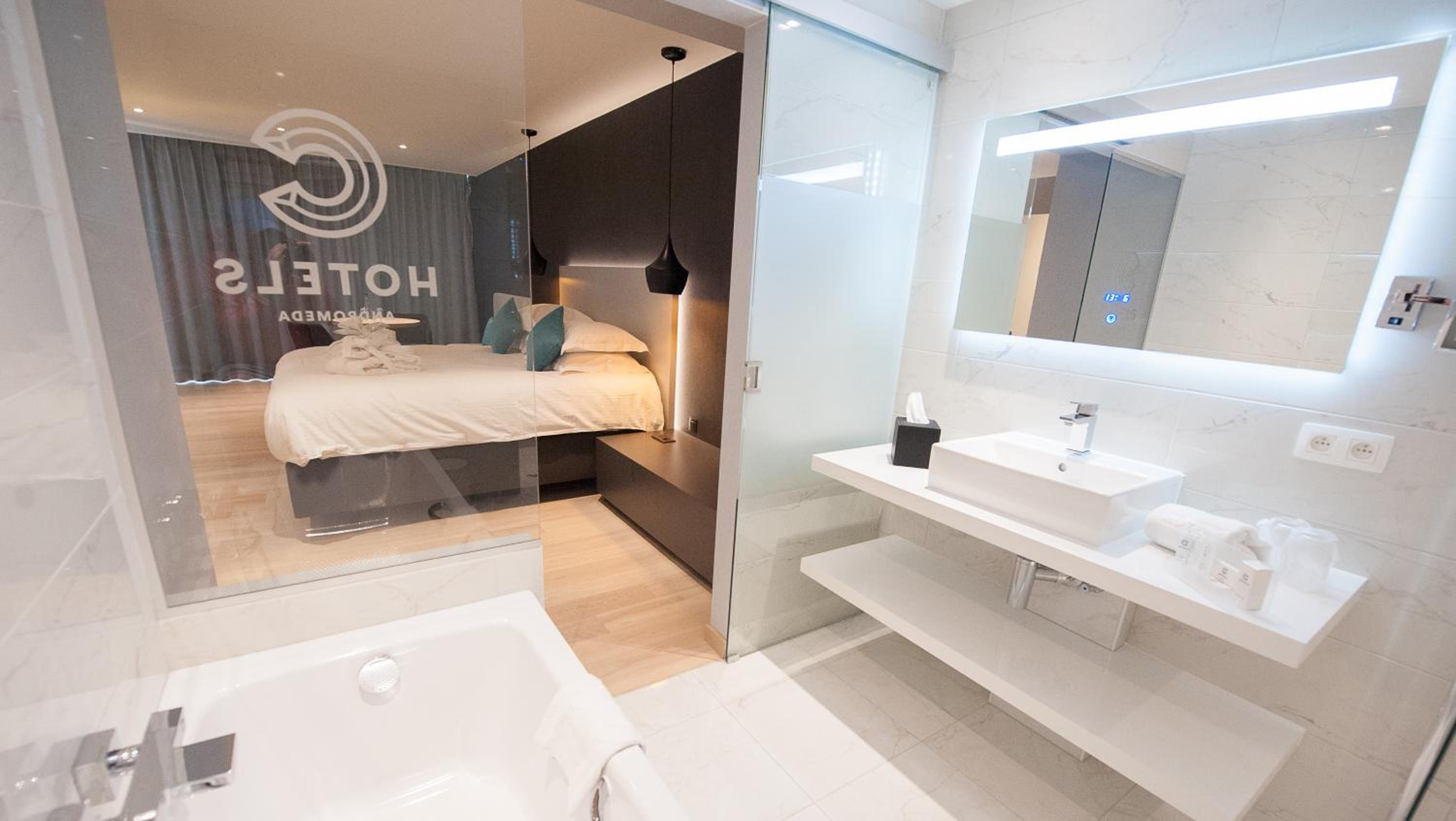Junior Suite with Twin Beds and Sea View photo 2