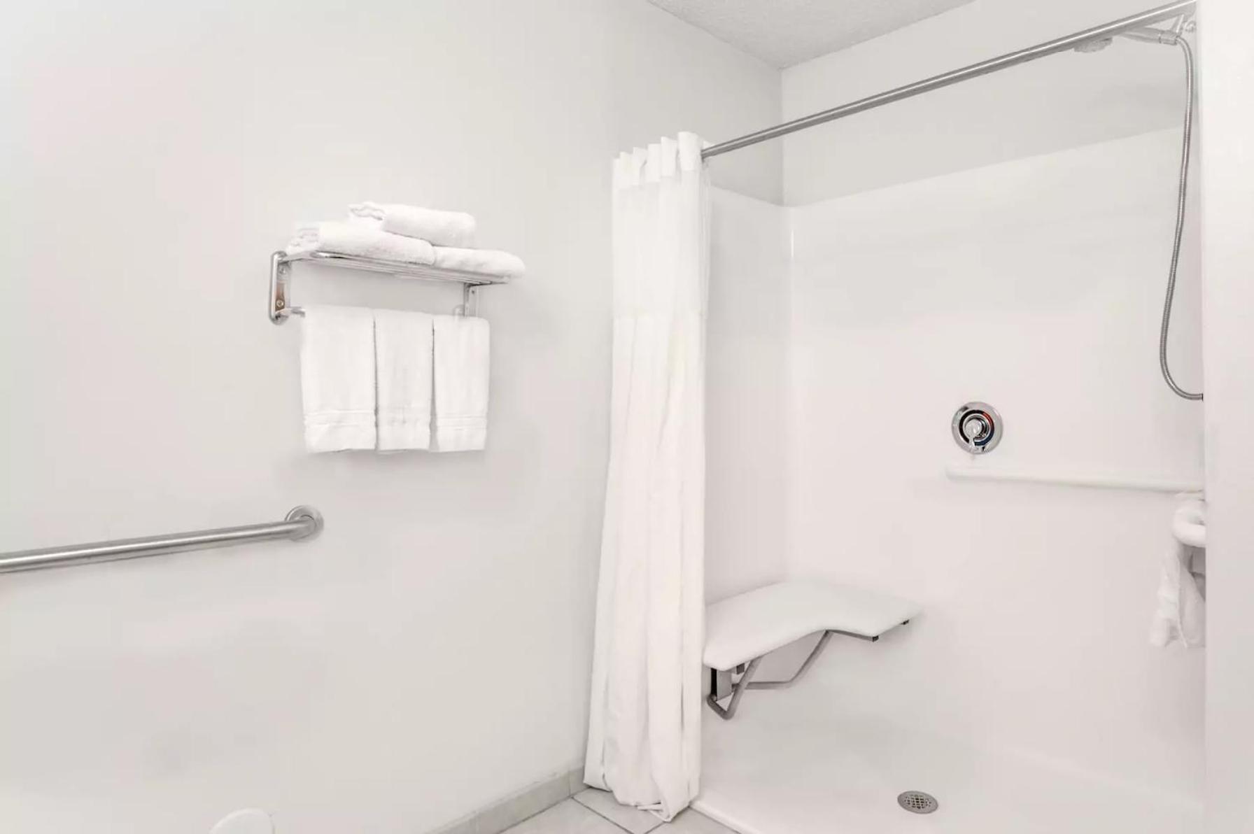 King Room with Bath Tub - Mobility Accessible/Non-Smoking - Photo 4