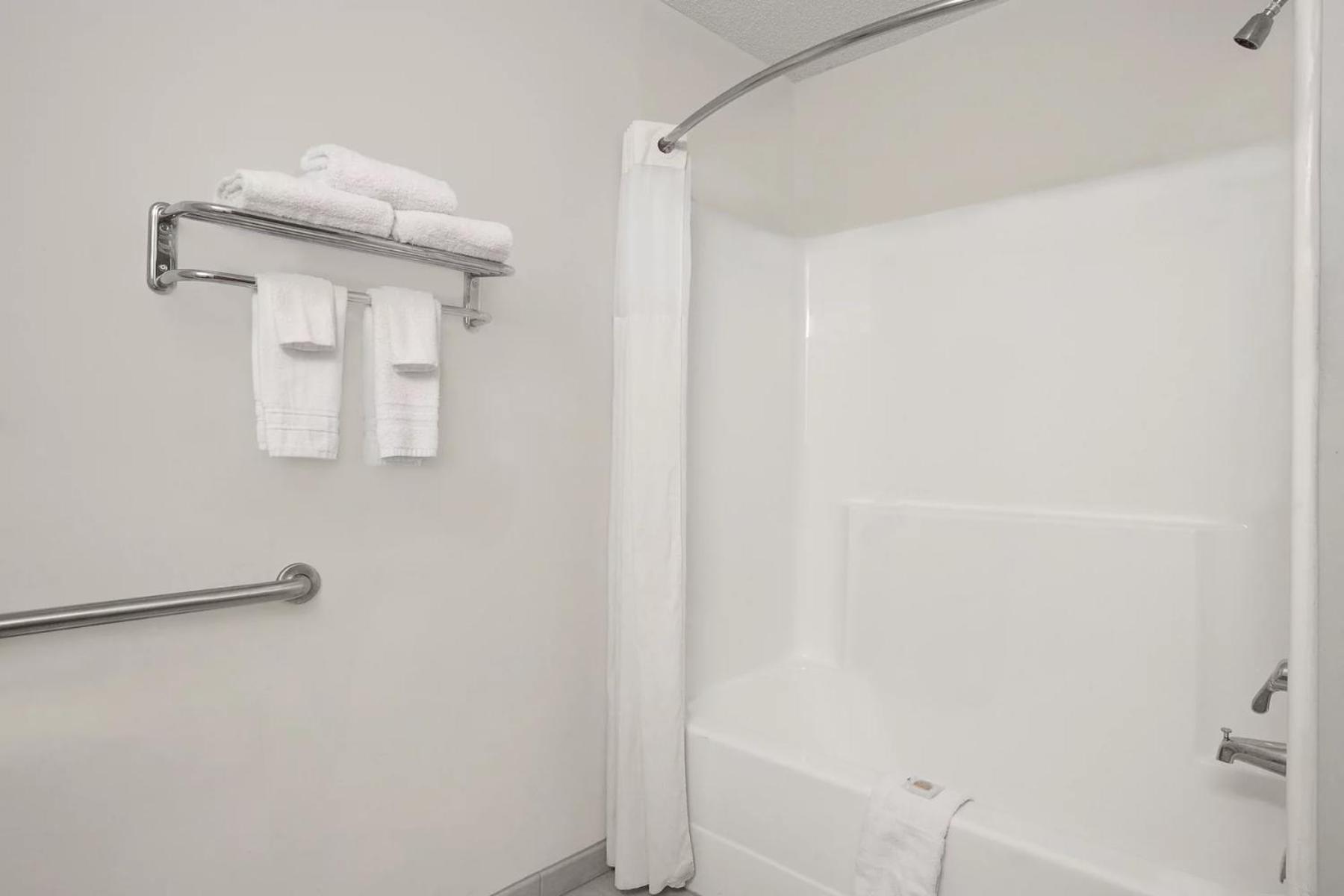 King Room with Bath Tub - Mobility Accessible/Non-Smoking - Photo 2