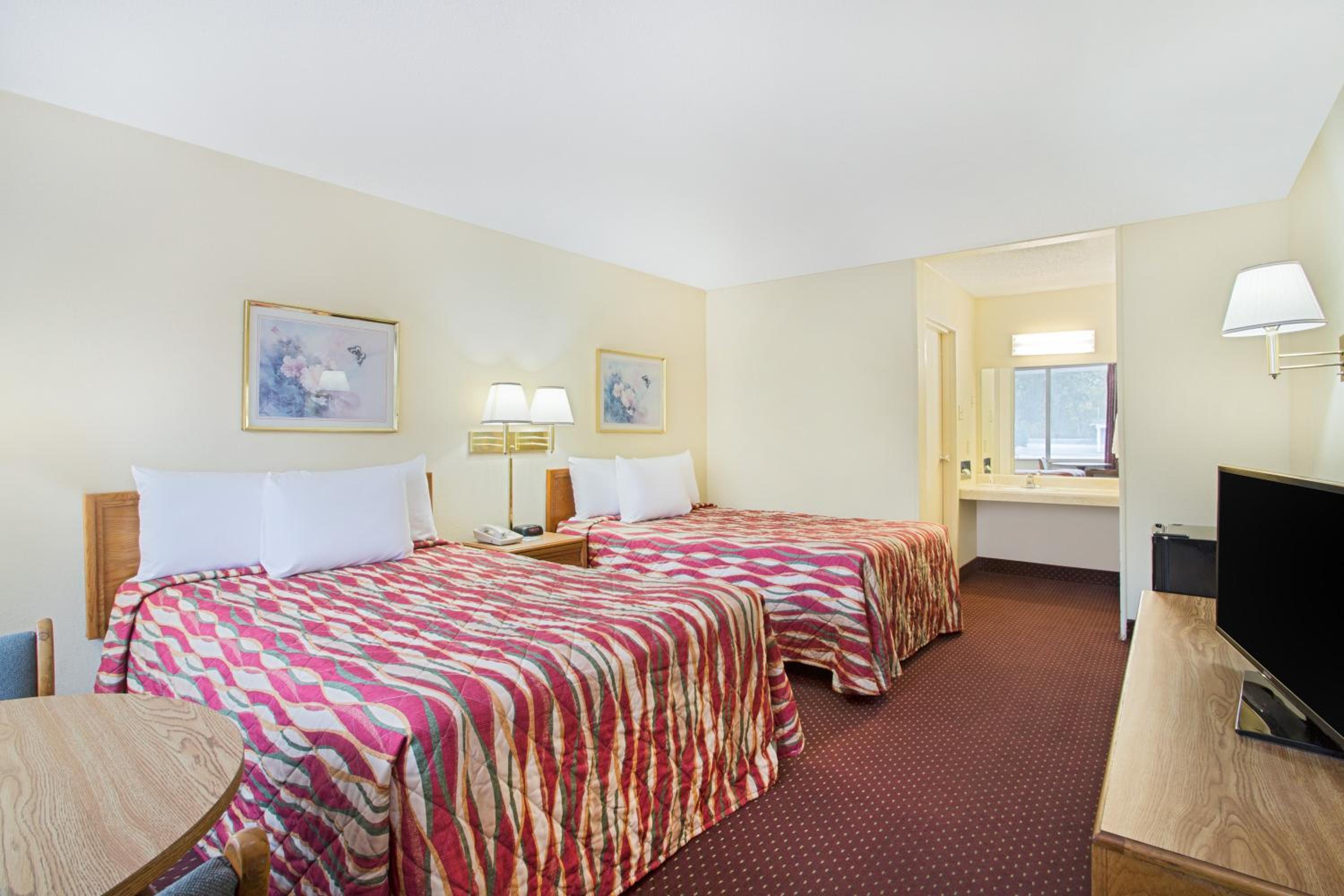 Deluxe Double Room with Two Double Beds - Non-Smoking - Photo 2