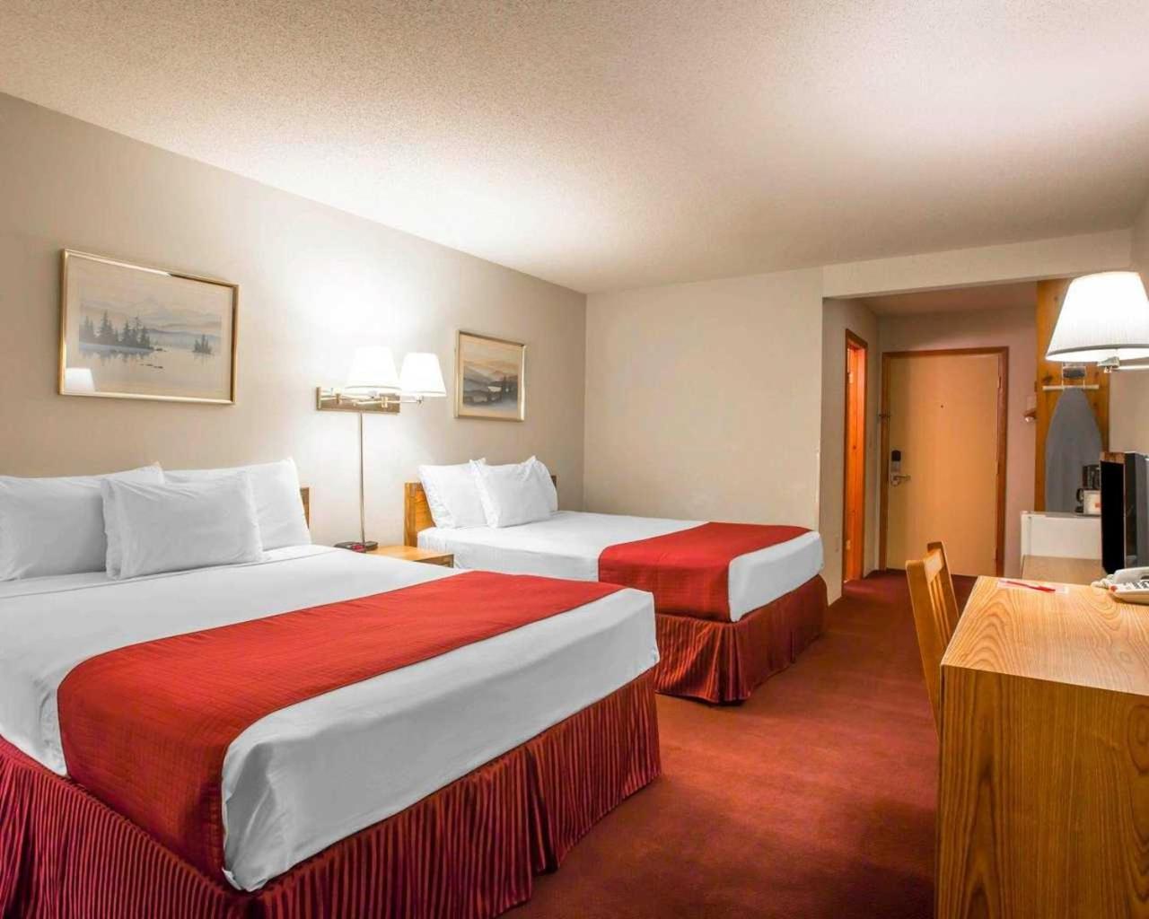 Queen Room with Two Queen Beds - Non-Smoking - Photo 3