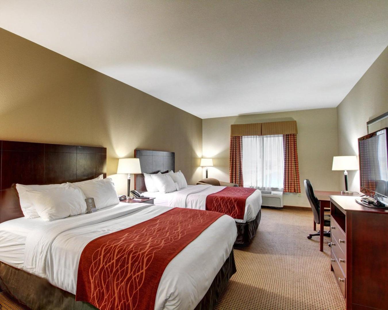 Queen Room with Two Queen Beds - Non-Smoking - Photo 2