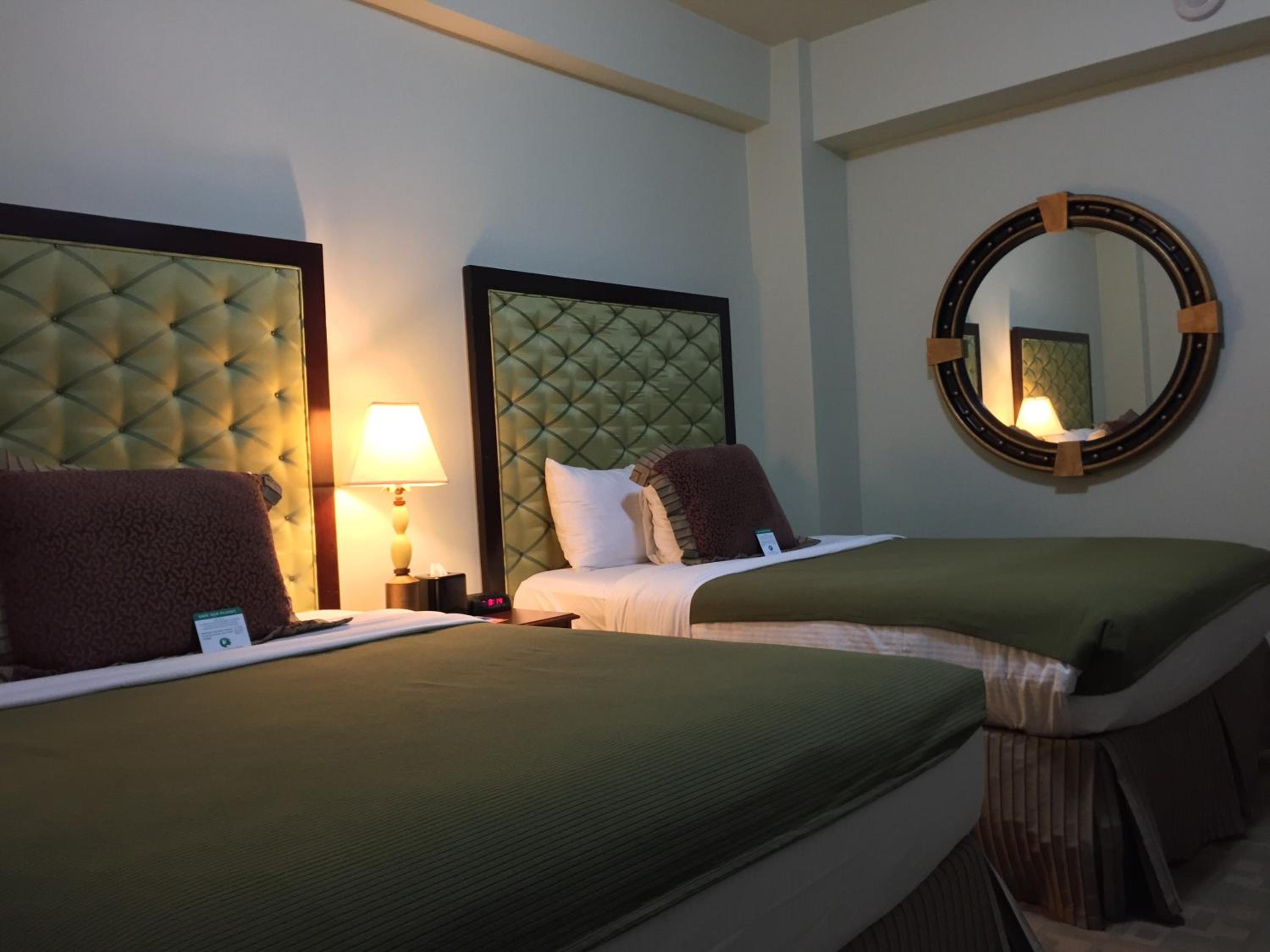 Queen Room with Two Queen Beds photo 2