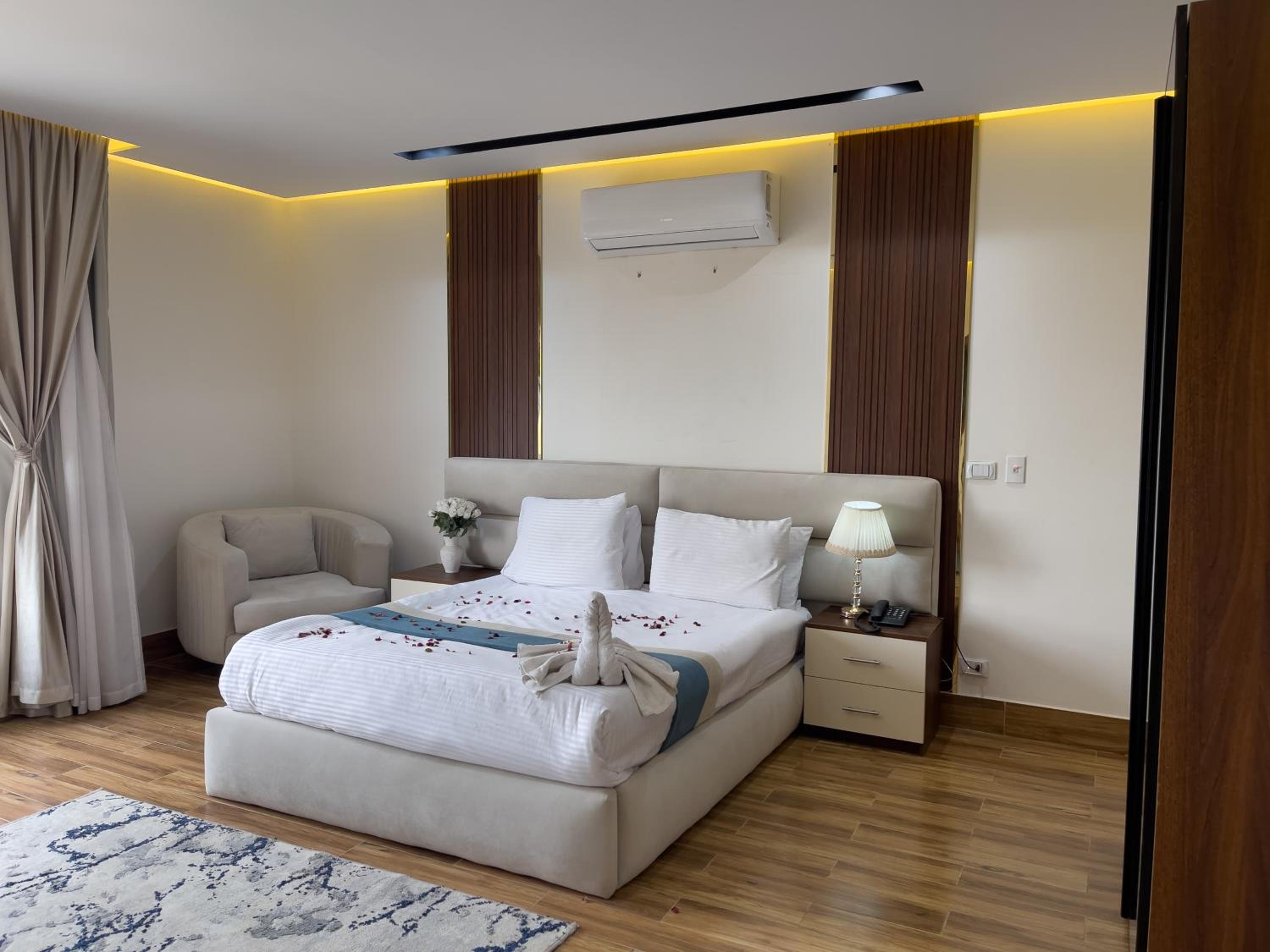 Deluxe Double Room (2 Adults + 1 Child)