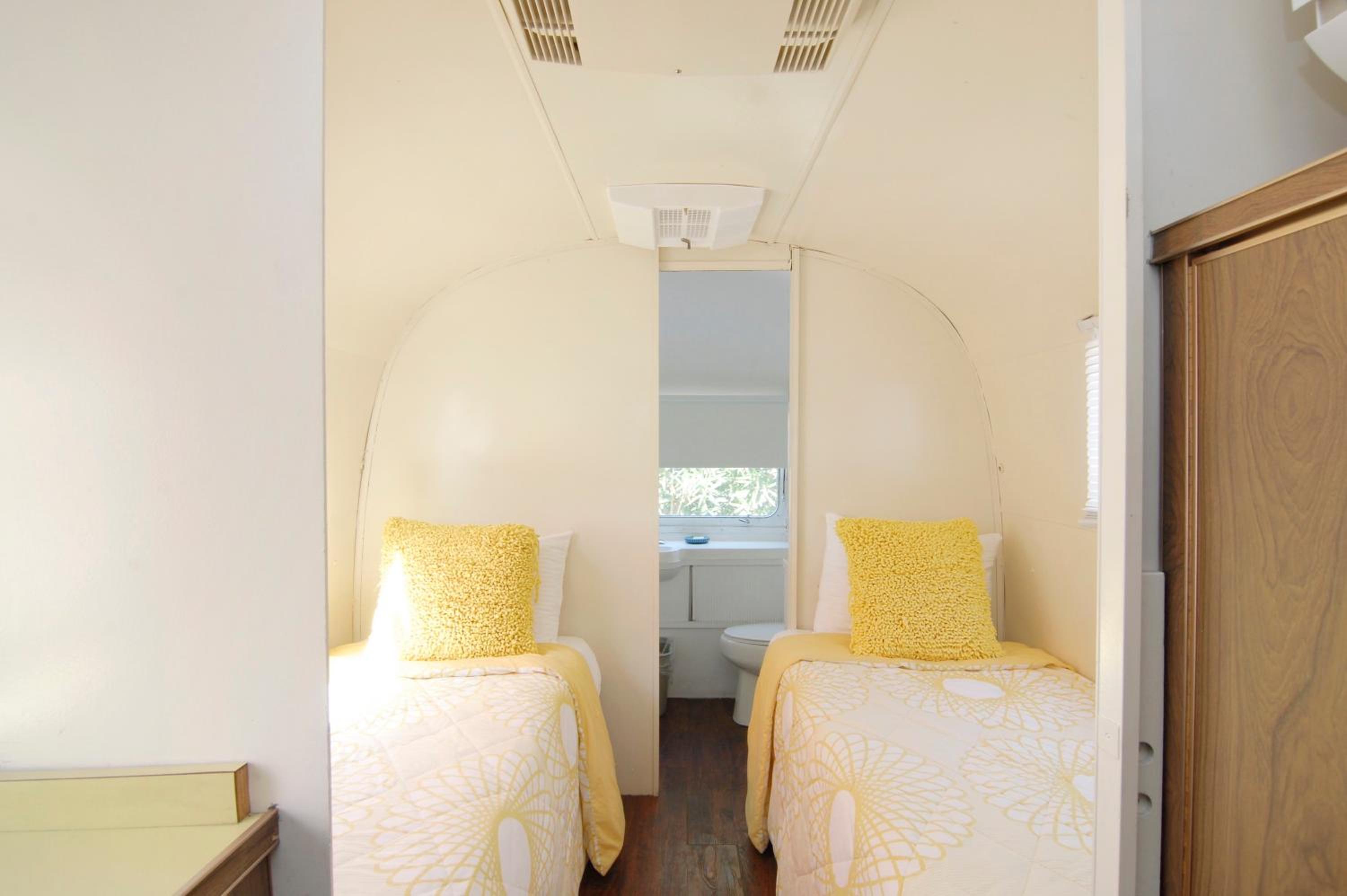 Vintage Airstream 27 foot - Two Twin Beds