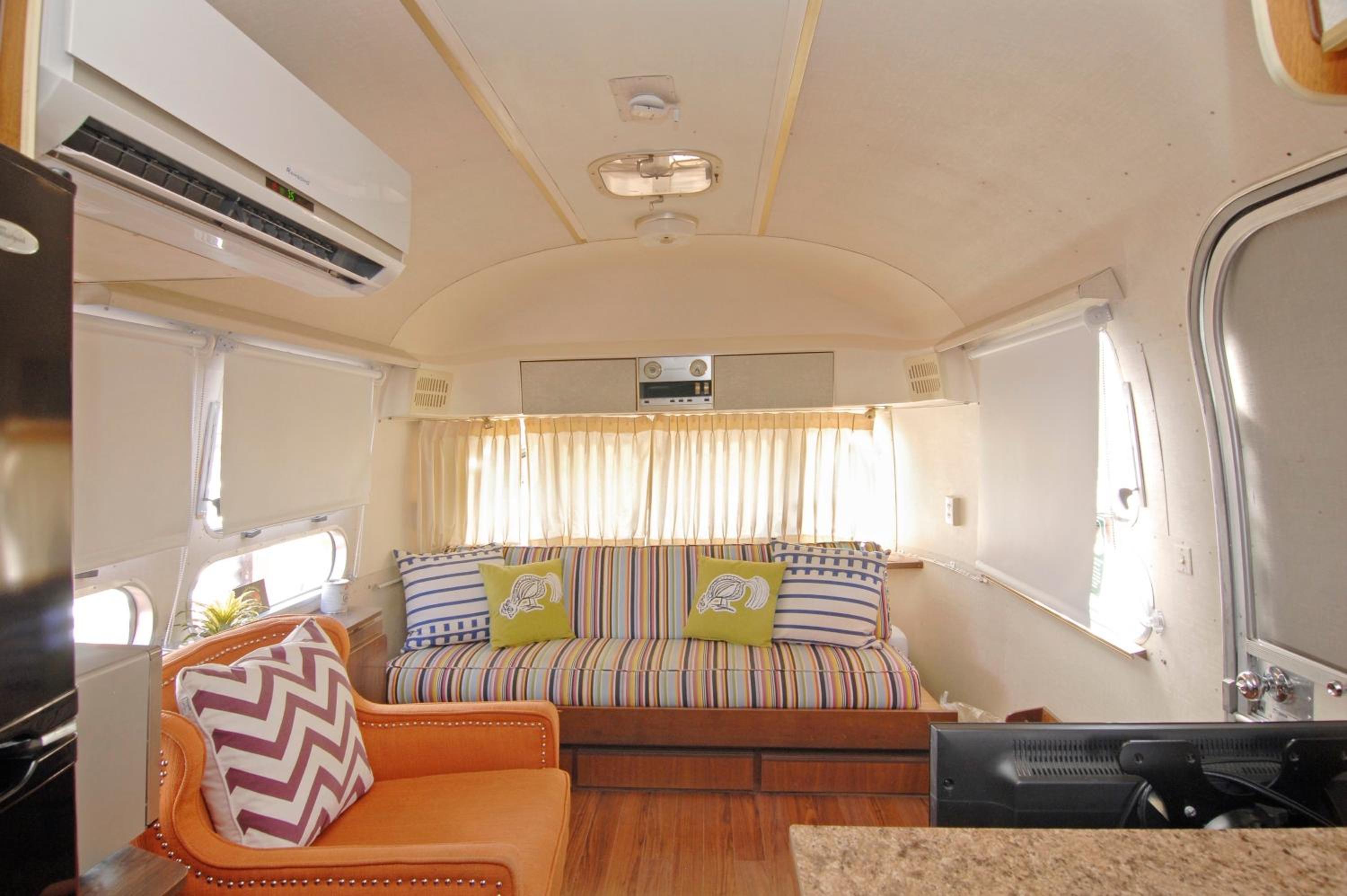 Vintage Airstream - Two Twin Beds