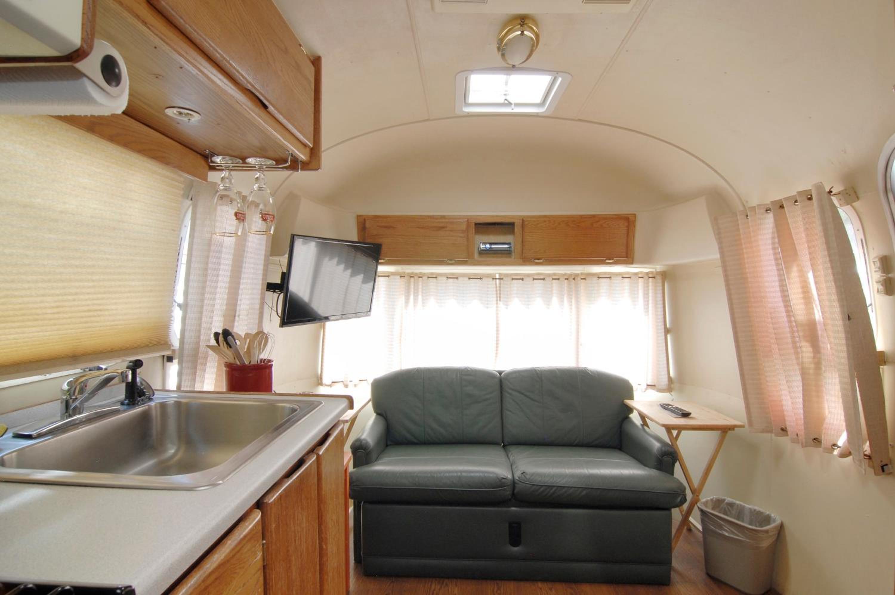 Vintage Airstream - Full Bed