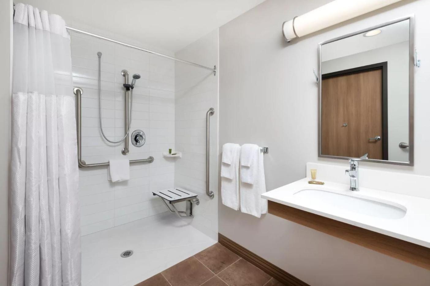 Queen Room with Two Queen Beds - Mobility Access/Non-Smoking photo 2