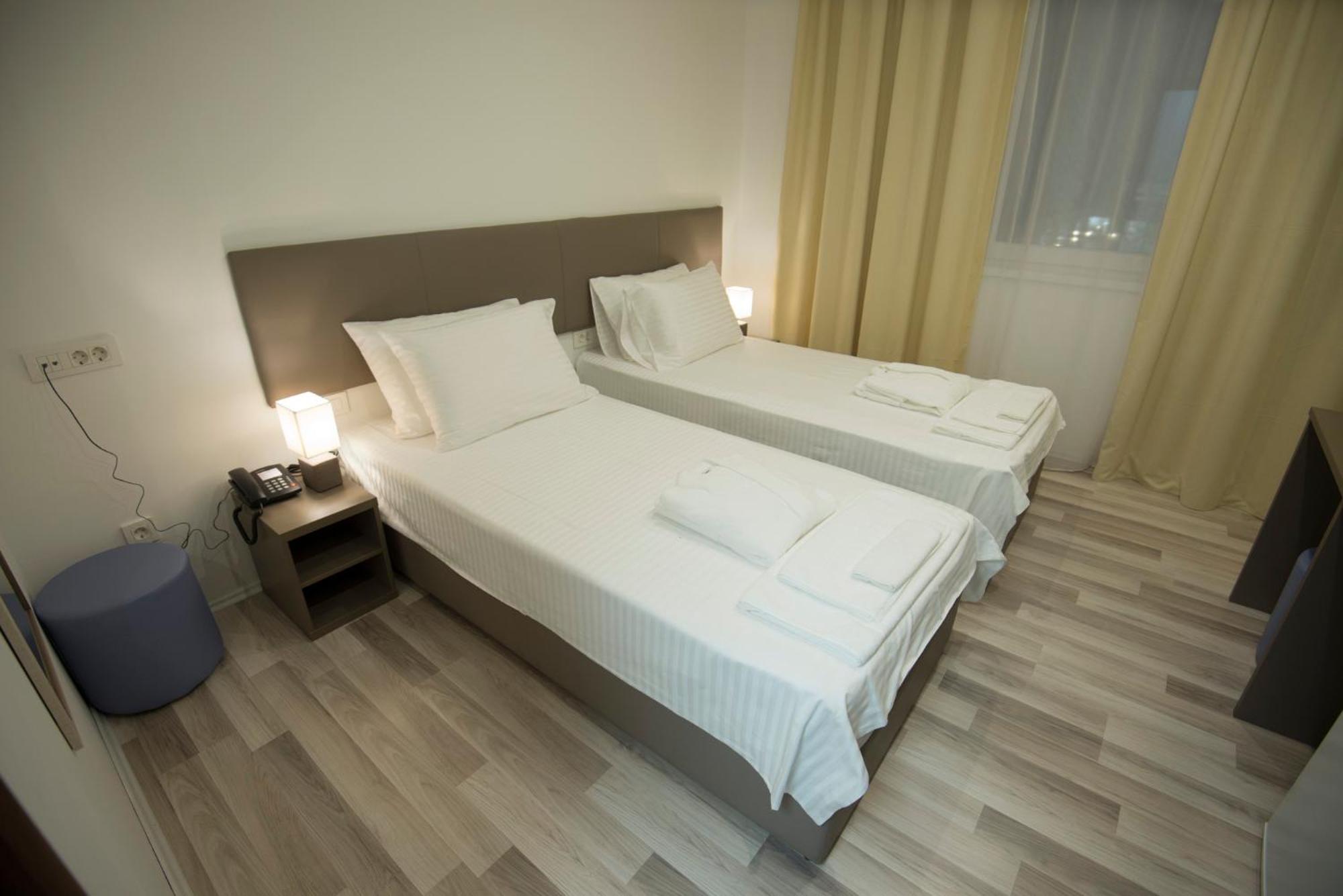Standard Twin Room - Photo 3