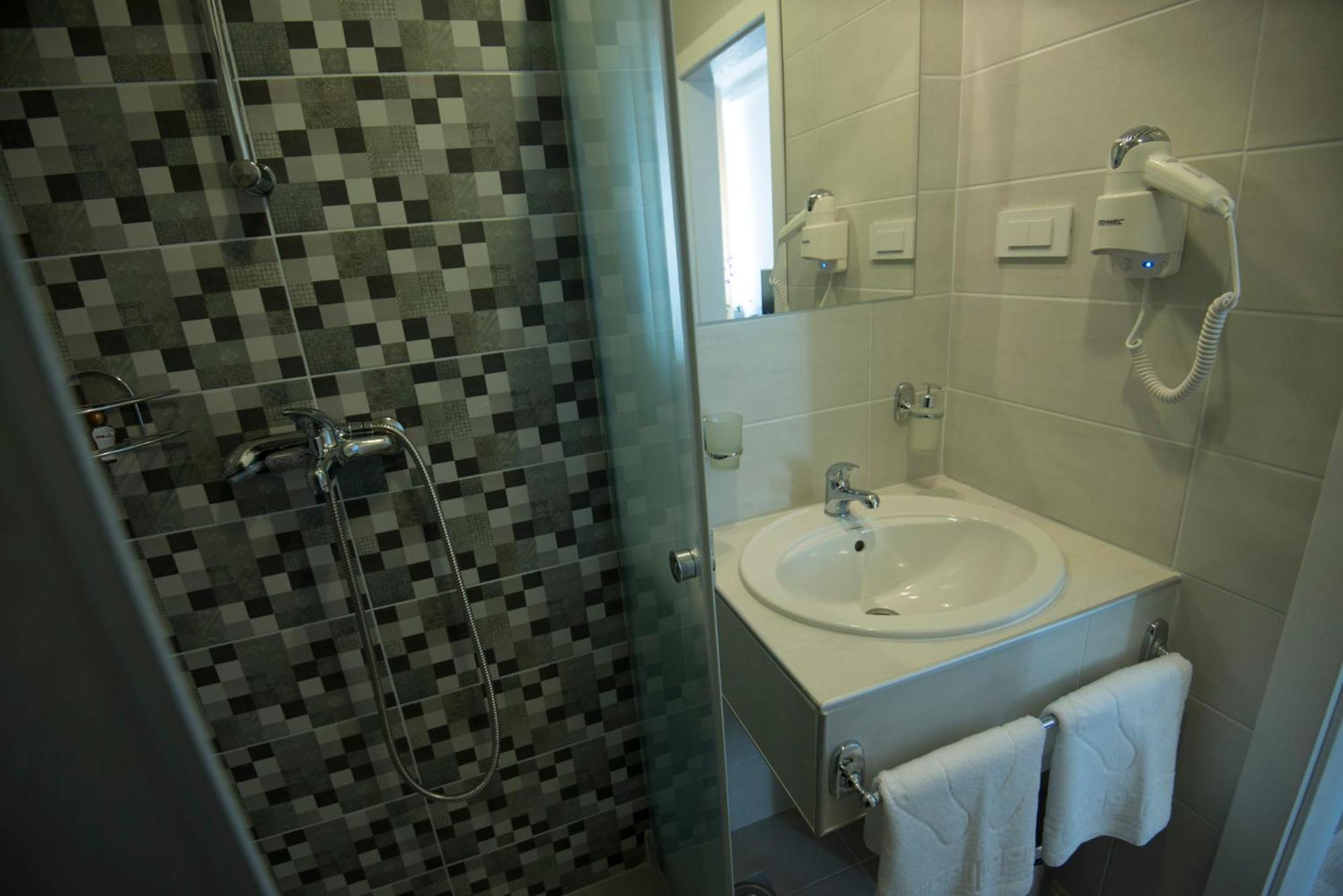 Standard Twin Room - Photo 4