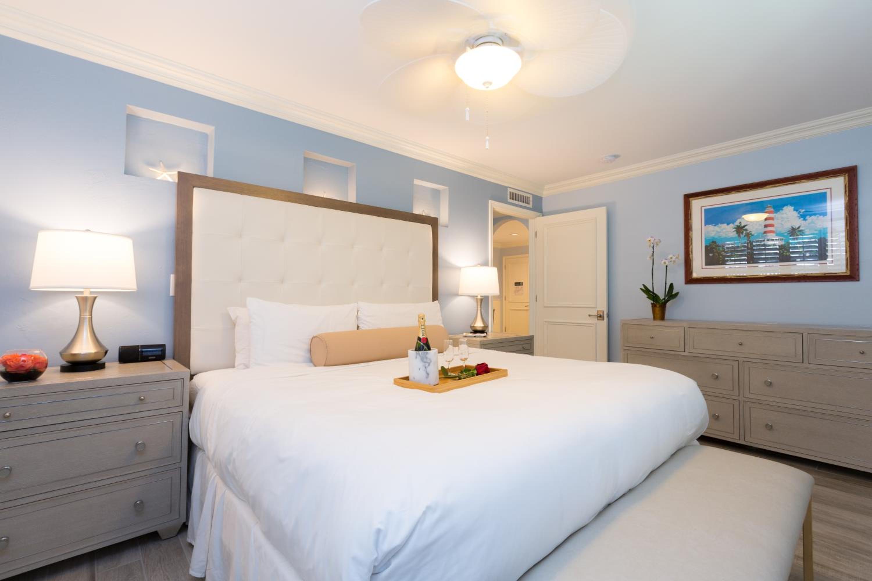 One-Bedroom Suite - Photo 3